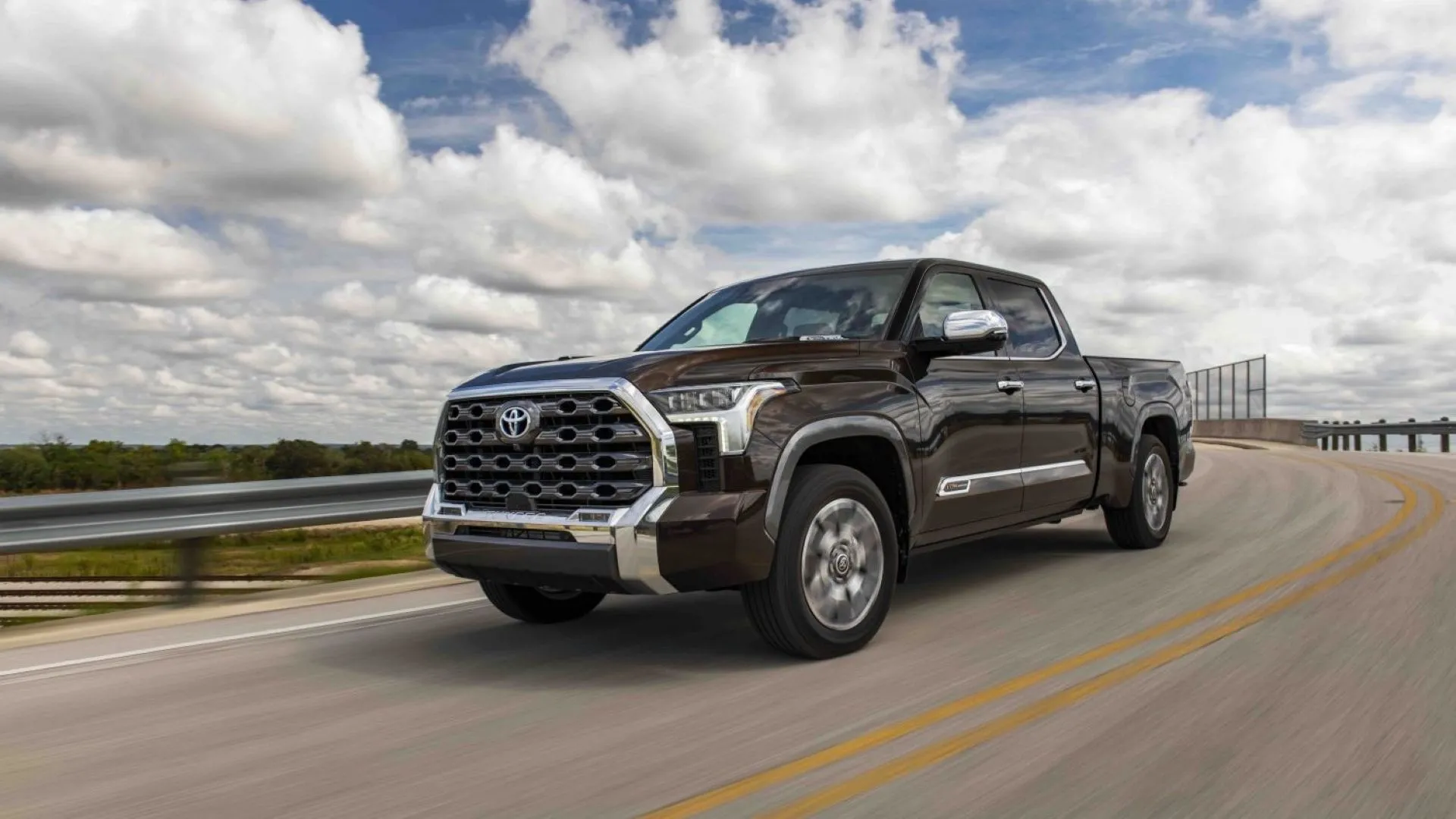 Hình ảnh góc 3/4 phía trước của Toyota Tundra 2025