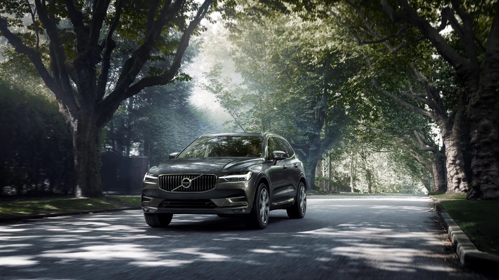 Hình ảnh góc 3/4 phía trước của Volvo XC60 2025