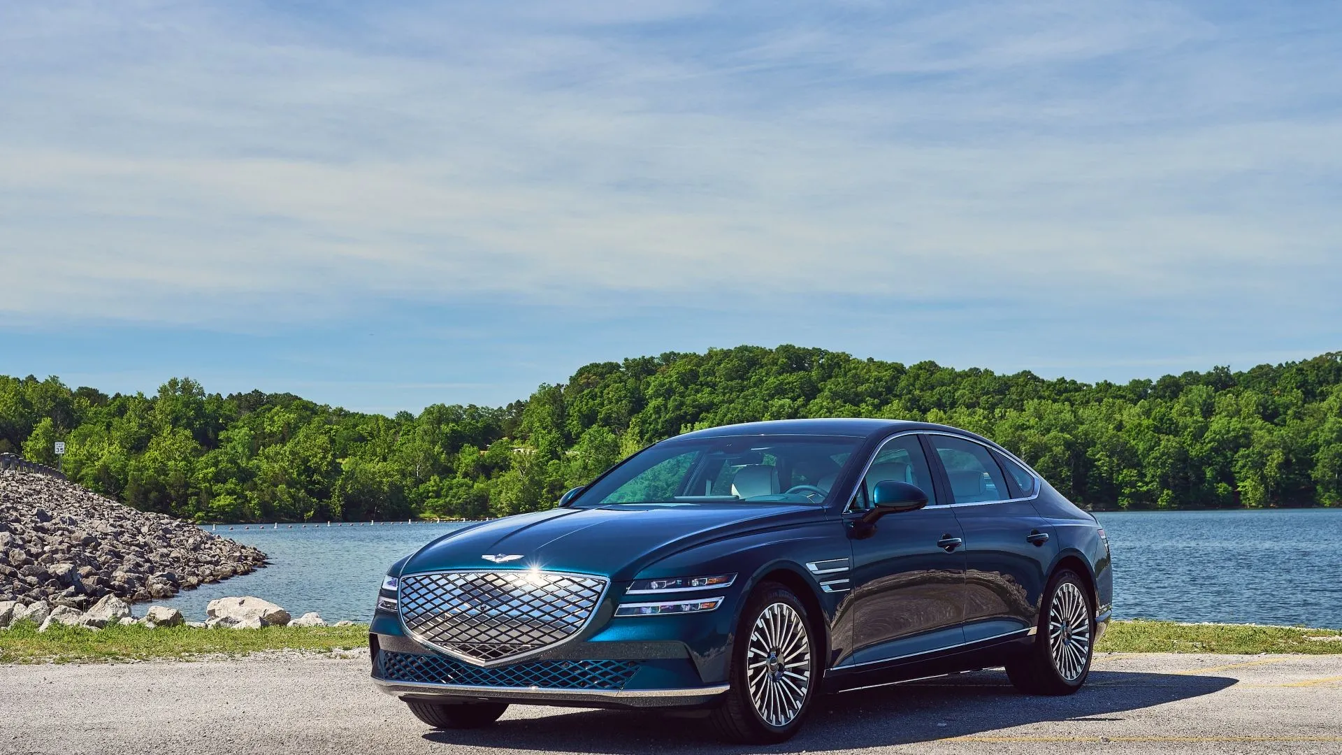 Hình ảnh góc một phần tư phía trước của chiếc Genesis Electrified G80, cho thấy thiết kế tinh tế và công nghệ điện tiên tiến.