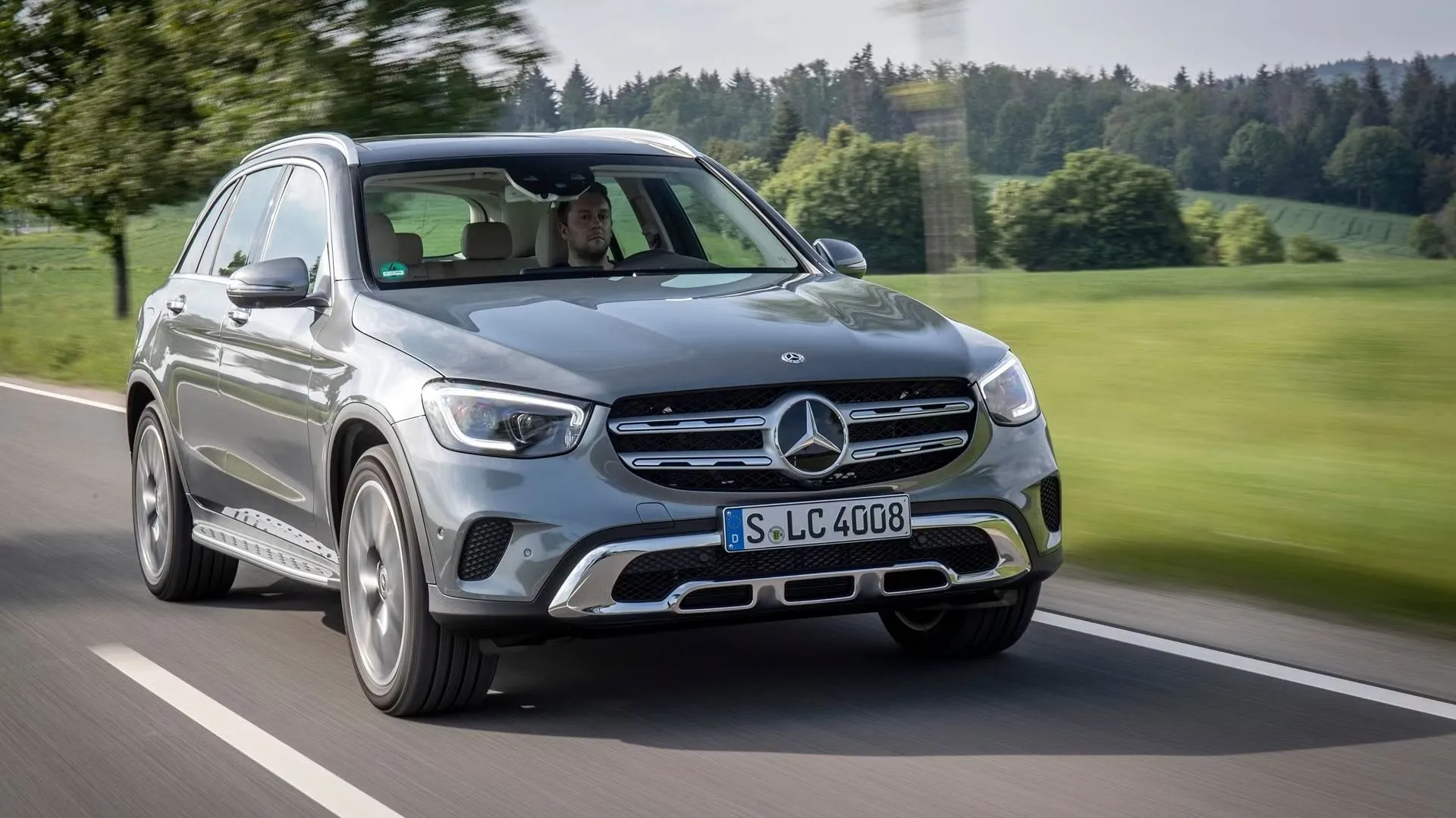 Hình ảnh góc trước của Mercedes-Benz GLC 300 2021