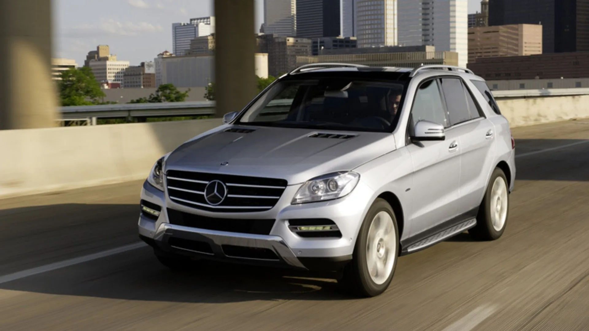 Hình ảnh góc trước của Mercedes-Benz ML 2014