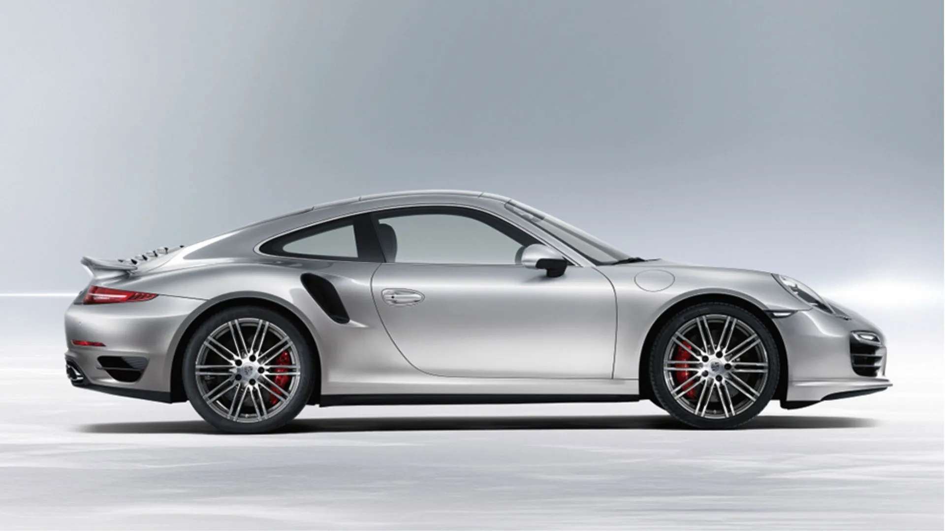 Hình ảnh hồ sơ bên hông của chiếc Porsche 911 991 Turbo, biểu tượng cho tốc độ và sự tinh tế.