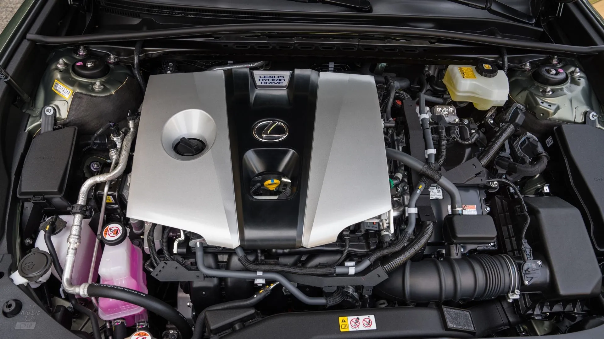 Hình ảnh khoang động cơ của một chiếc Lexus ES 300h đời 2021, trưng bày cấu trúc động cơ hybrid