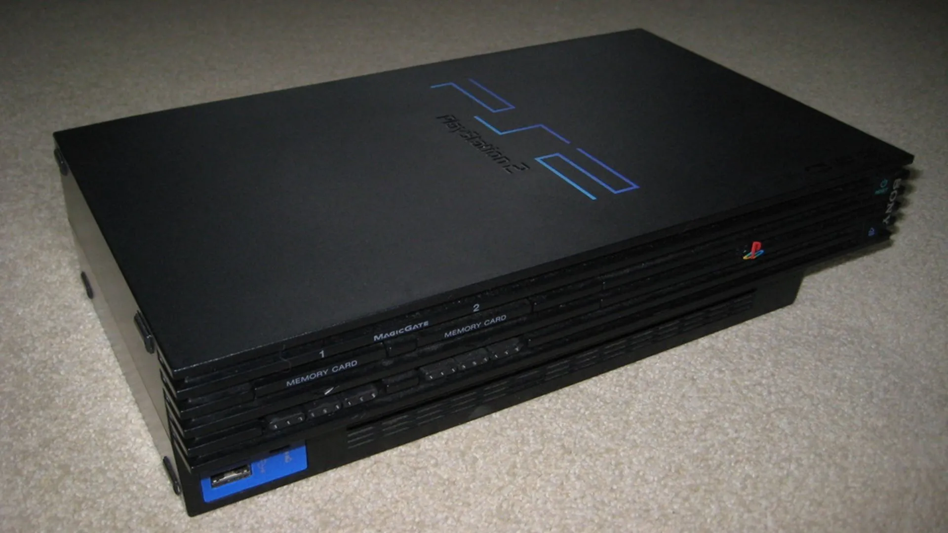 Hình ảnh mẫu PlayStation 2 đầu tiên, minh họa khả năng đọc đĩa DVD đột phá giúp thay đổi cách tiêu thụ giải trí tại gia.