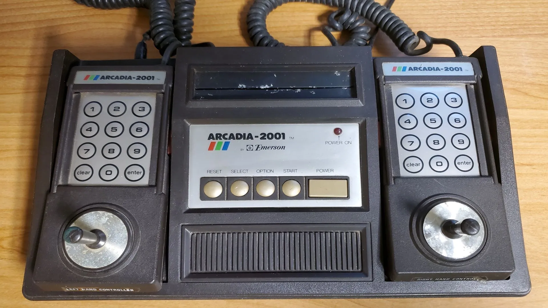 Hình ảnh máy chơi game console Emerson Arcadia 2001 với thiết kế đặc trưng và tay cầm
