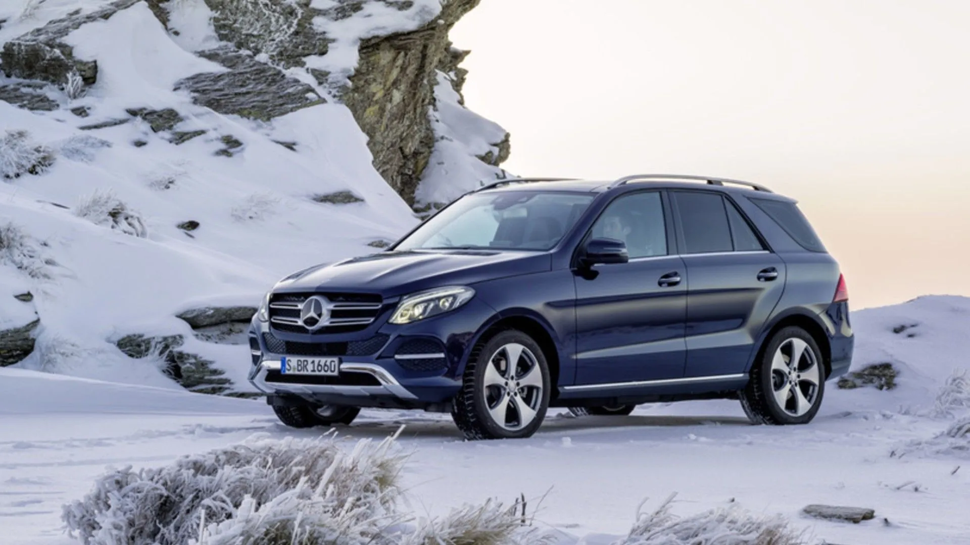 Hình ảnh Mercedes-Benz GLE 2016 đỗ trong tuyết