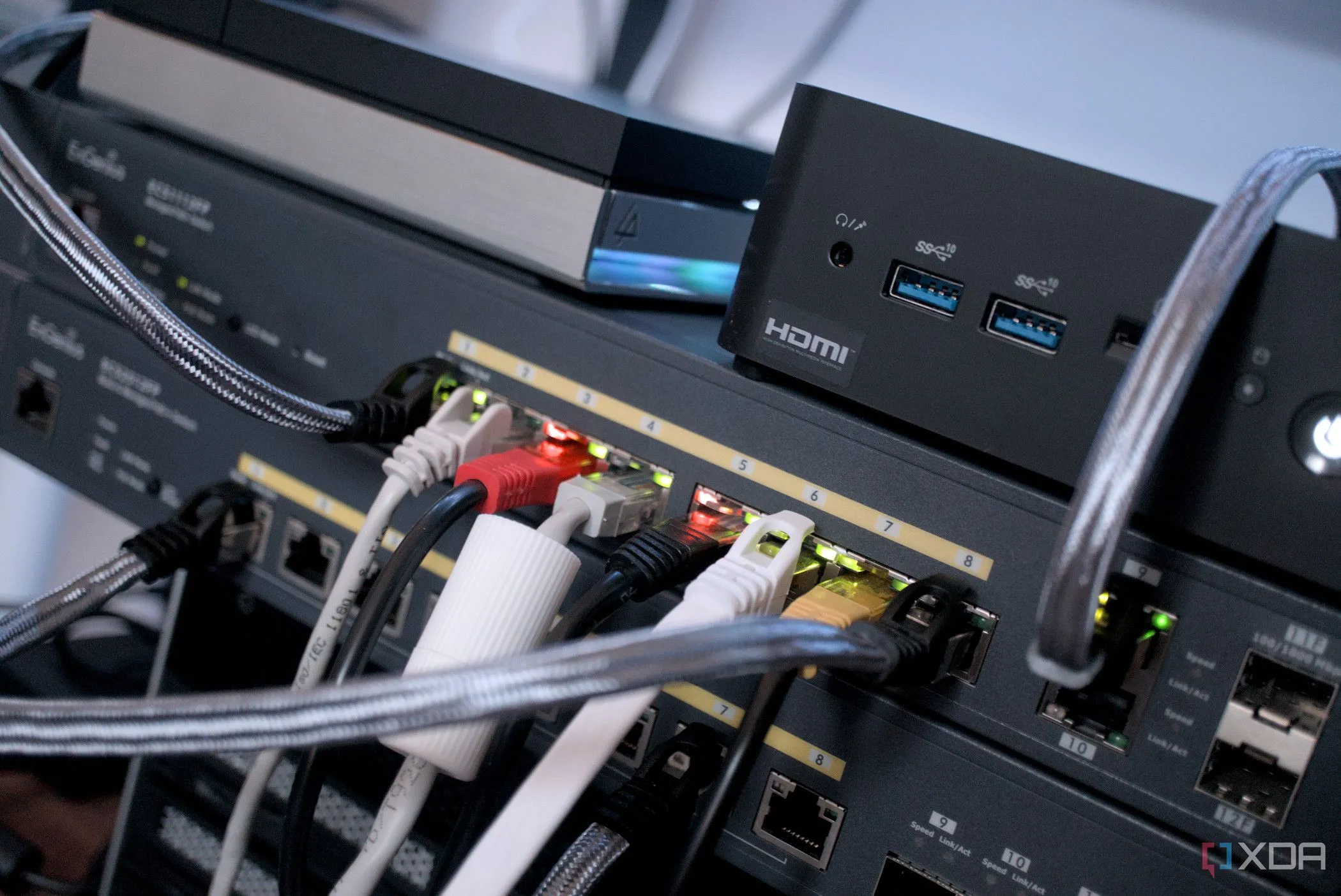 Hình ảnh một bộ chuyển mạch mạng (switch), thiết bị lưu trữ NAS và bộ định tuyến (router) tạo thành hệ thống mạng gia đình, đại diện cho hạ tầng kết nối cần thiết trong kỷ nguyên Internet hiện đại.