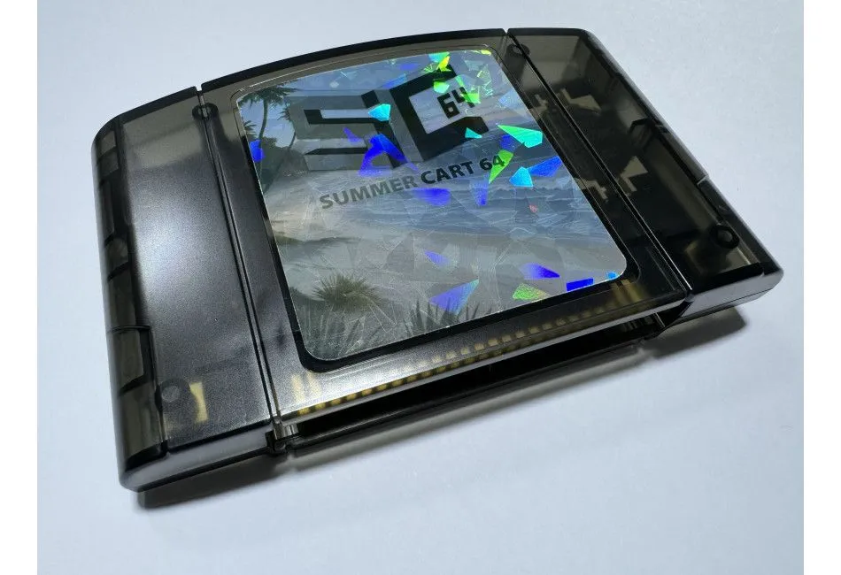 Hình ảnh một cartridge SummerCart64 N64 phiên bản thương mại, giải pháp flash cart mã nguồn mở cho máy Nintendo 64