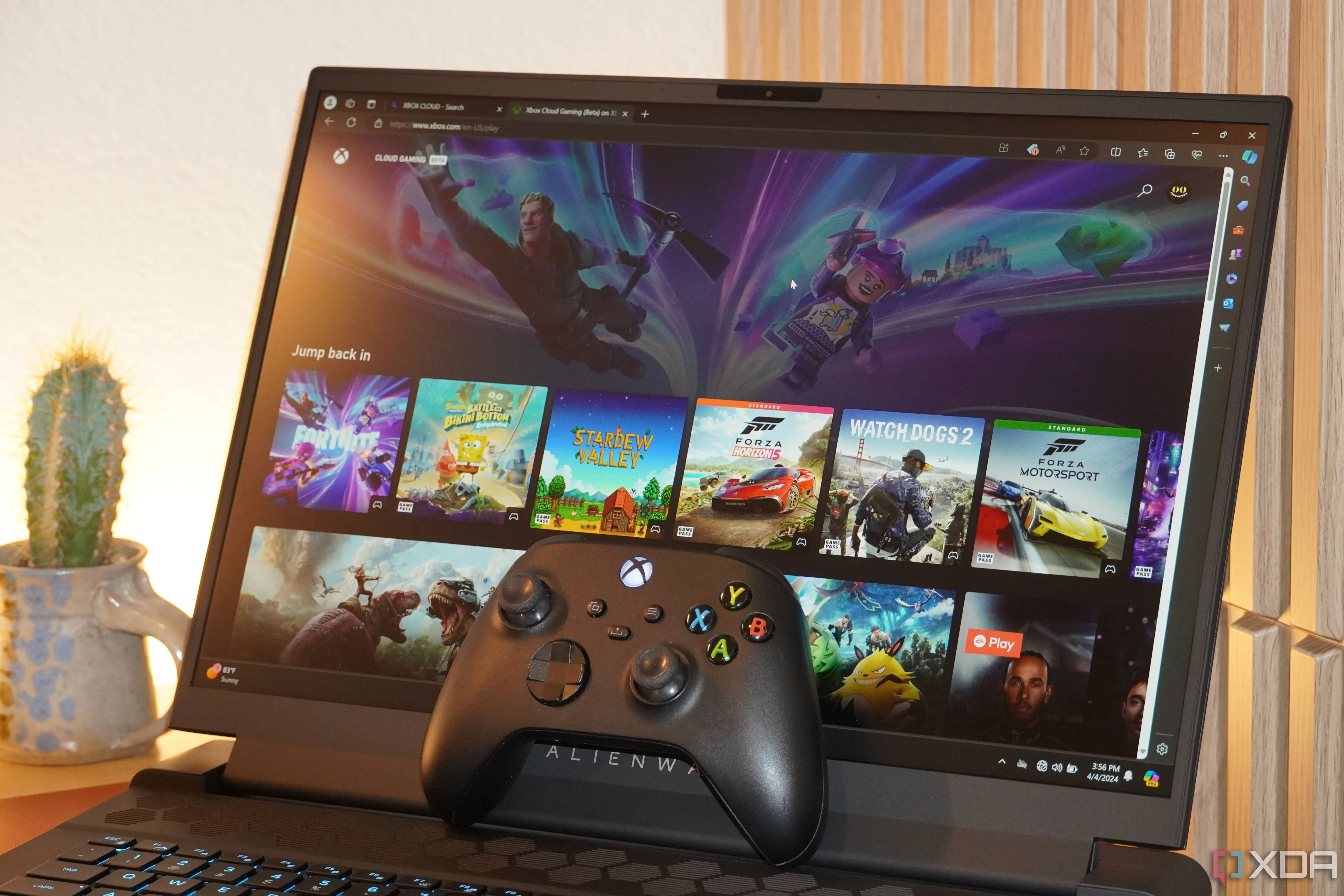 Hình ảnh một chiếc laptop Alienware đang chơi game, minh họa việc laptop gaming cần cắm sạc để đạt hiệu suất cao nhất.