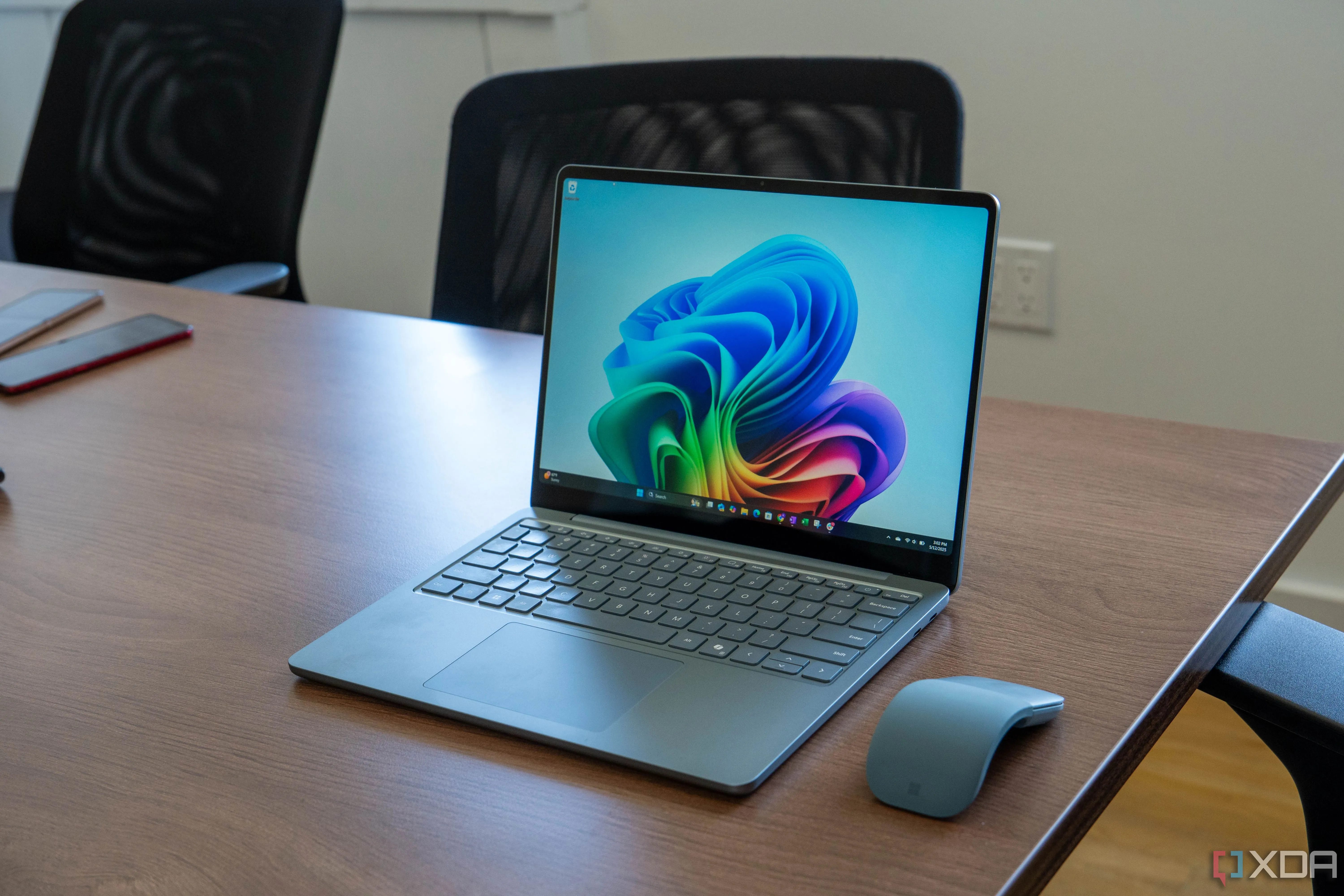 Hình ảnh một chiếc Surface Laptop cho thấy Windows 11 có thể gây ra trải nghiệm không như mong đợi, thúc đẩy việc tìm kiếm giải pháp thay thế.