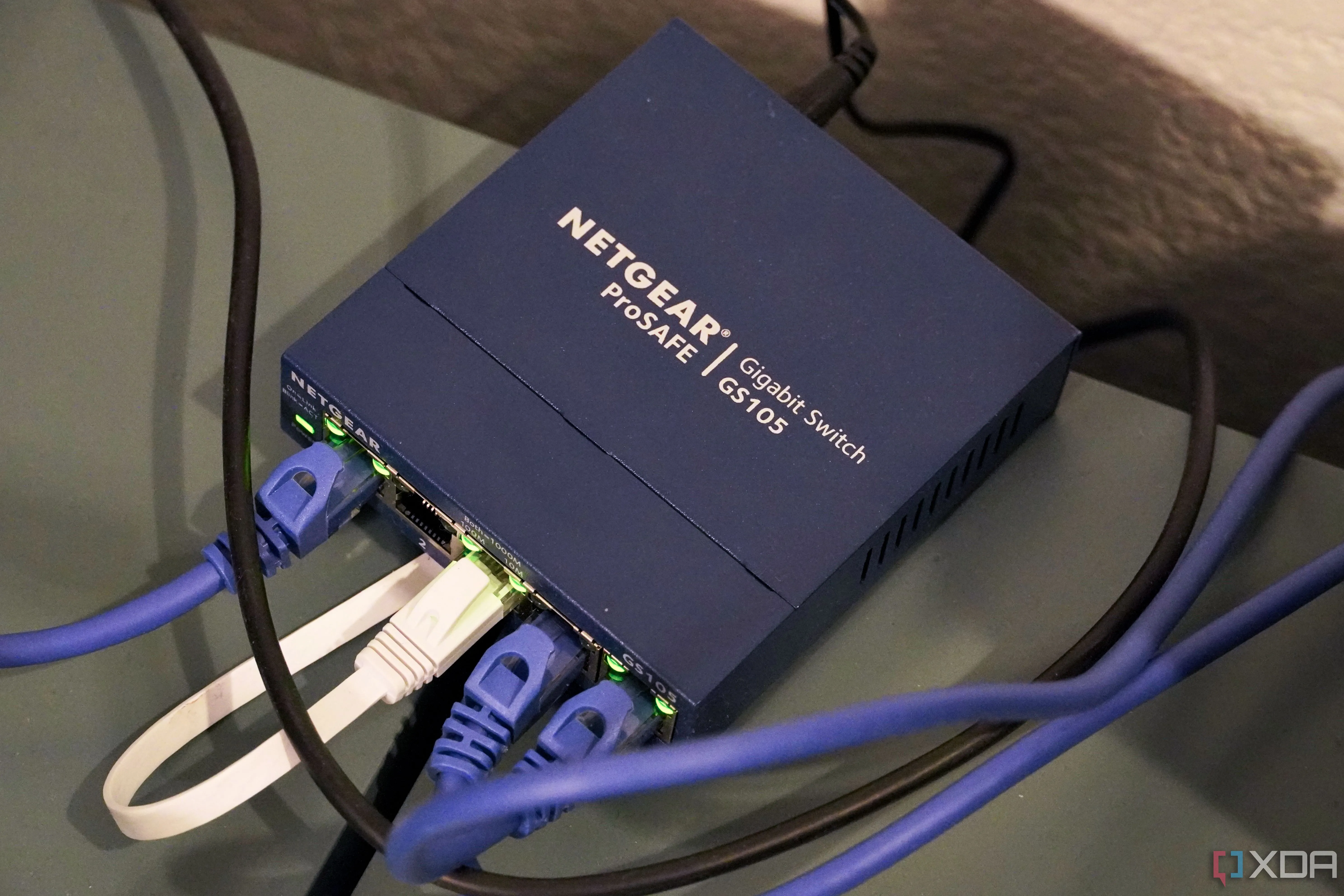 Hình ảnh một chiếc switch Ethernet 5 cổng của Netgear, tượng trưng cho loại switch không quản lý có thể gây lỗi khi sử dụng VLAN trong mạng gia đình