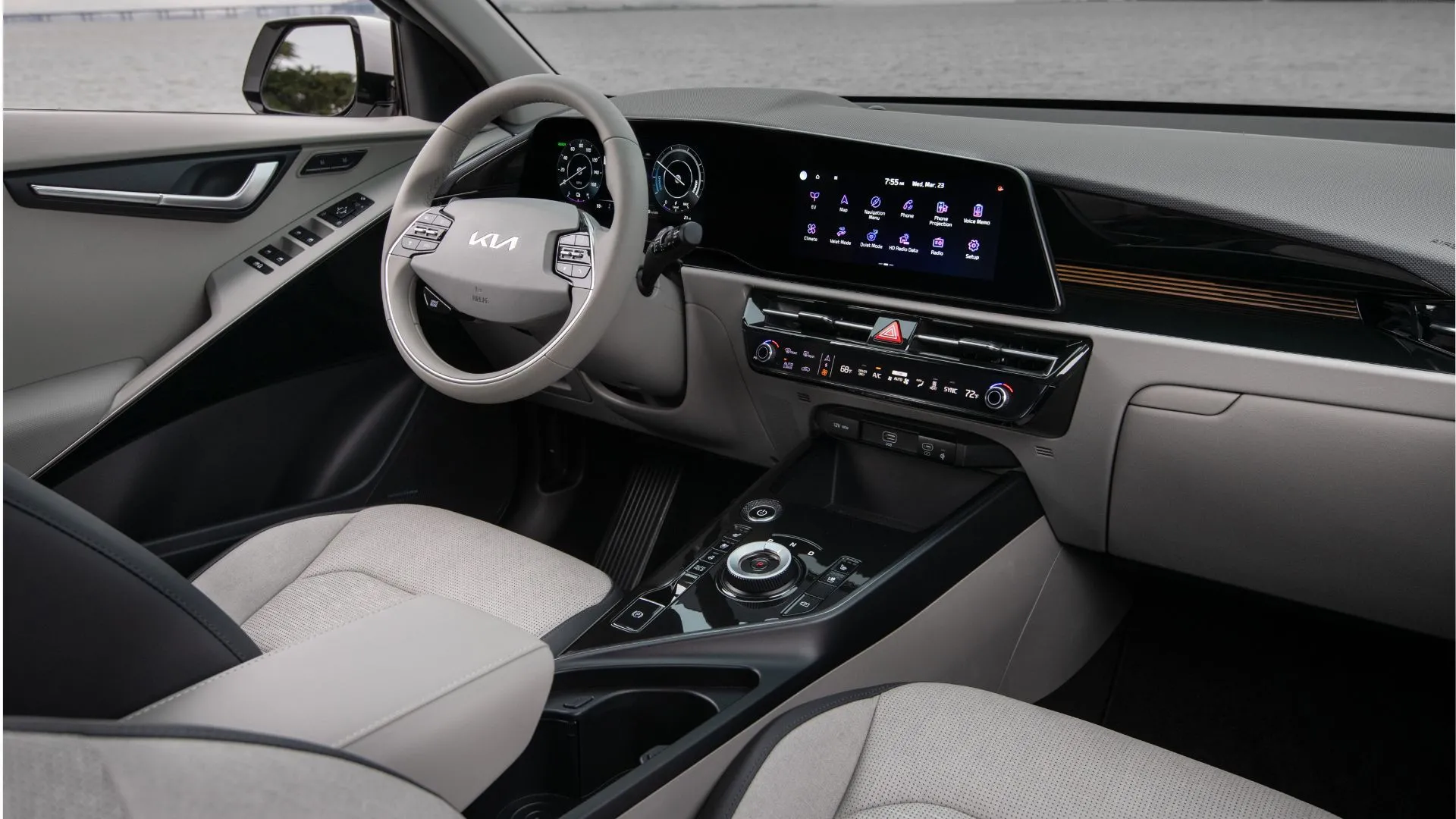 Hình ảnh nội thất cabin của Kia Niro EV 2025, hiển thị ghế trước, vô lăng và màn hình thông tin giải trí