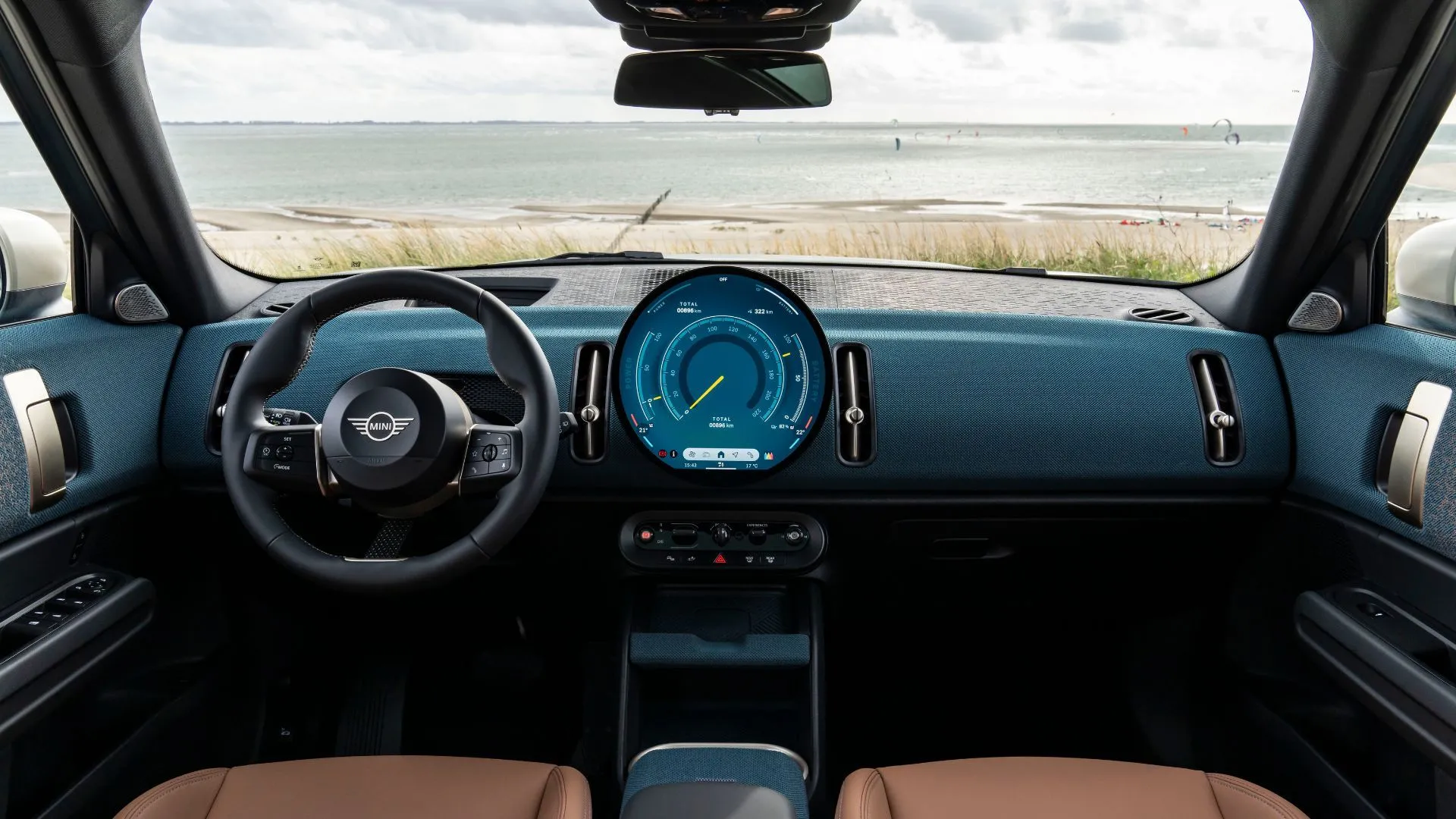Hình ảnh nội thất cabin của Mini Countryman SE All4 2025, hiển thị ghế trước, vô lăng và màn hình thông tin giải trí