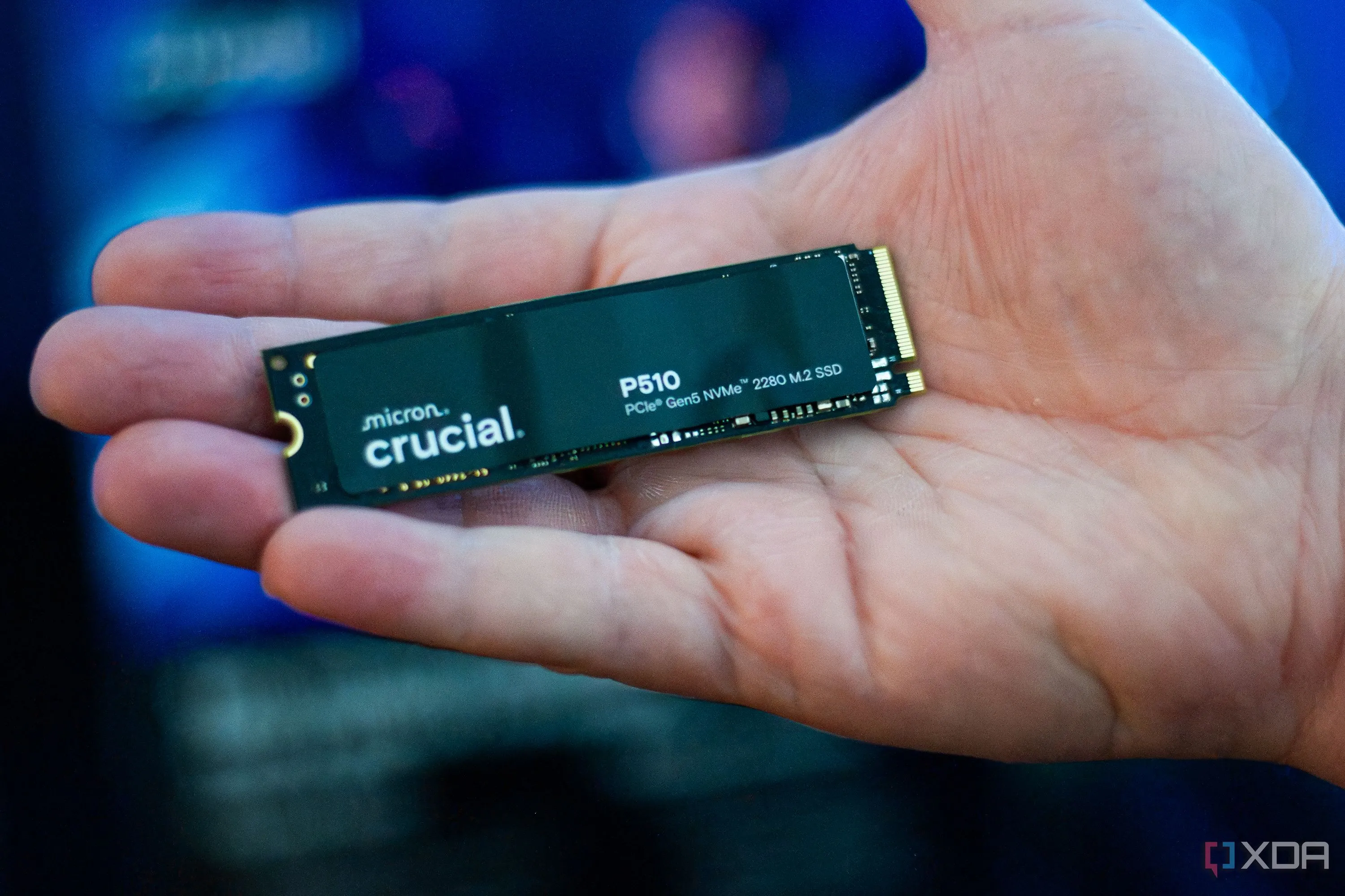 Hình ảnh SSD Micron P150 Gen5 được cầm trên tay, biểu tượng cho thế hệ SSD mới