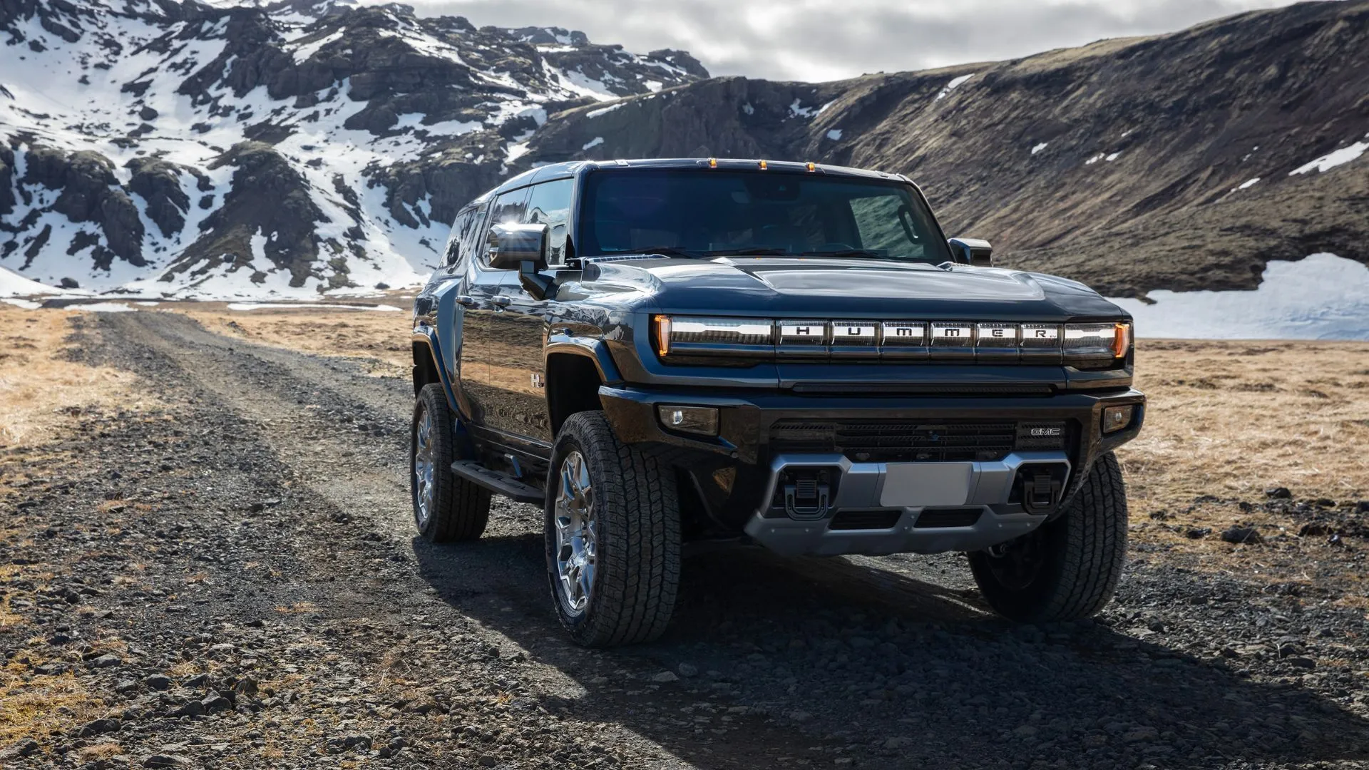 Hình ảnh tĩnh góc 3/4 phía trước của GMC Hummer EV SUV đang off-road.