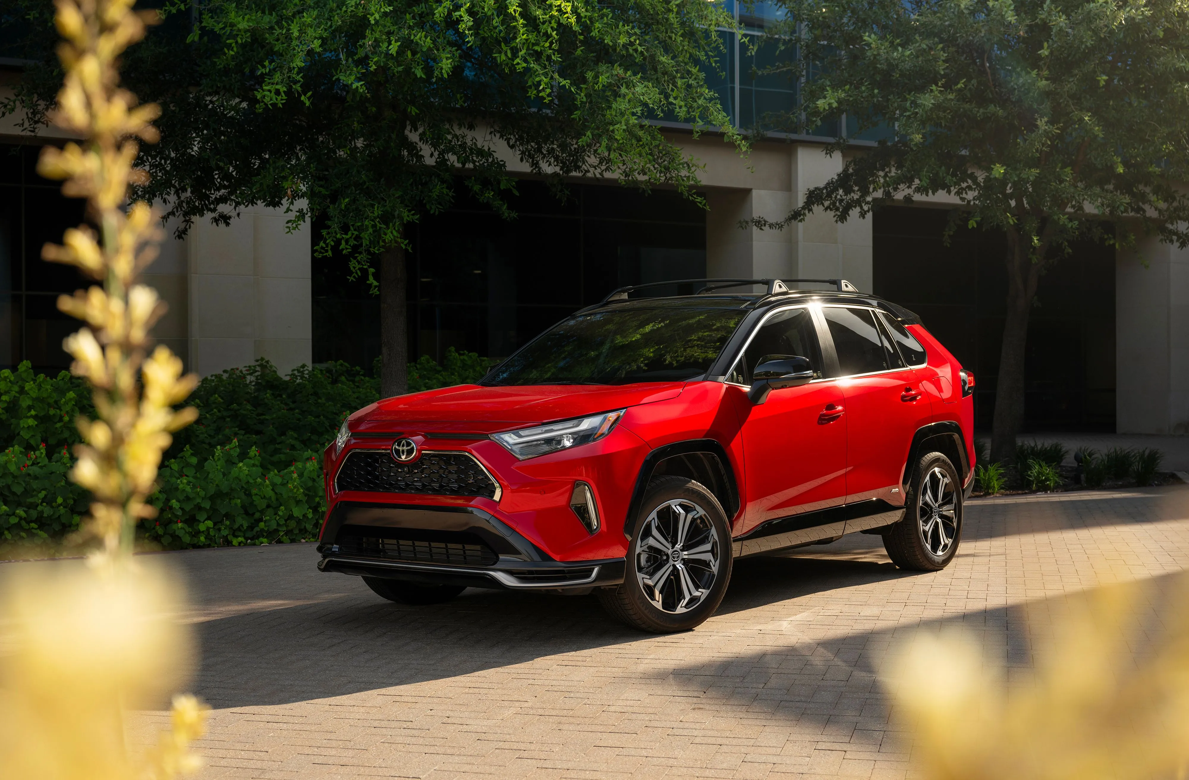 Hình ảnh tĩnh xe Toyota RAV4 Plug-in Hybrid 2025 màu đỏ siêu âm, dòng xe điện hóa mà Toyota đang tập trung phát triển.