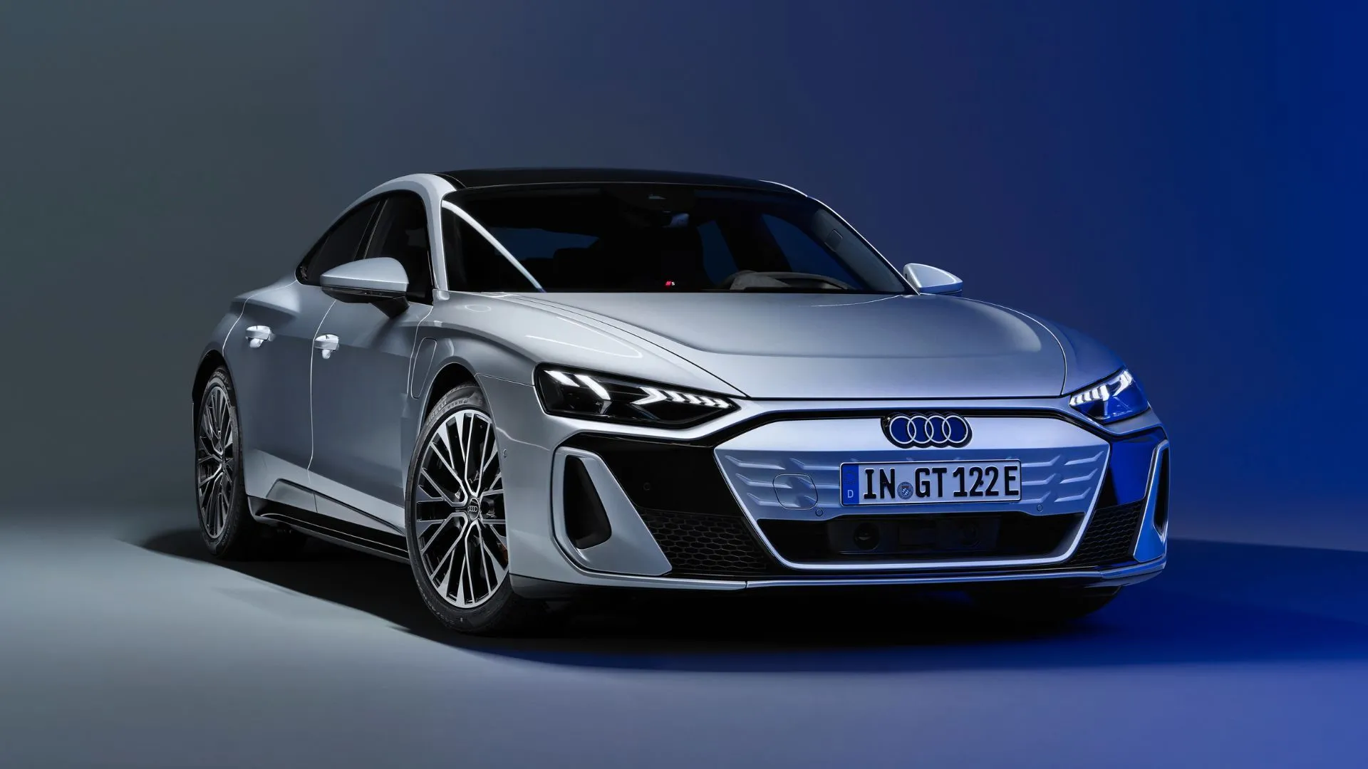 Hình ảnh toàn diện chiếc Audi e-tron GT màu bạc đặt trong studio, làm nổi bật thiết kế tương lai và tinh xảo của xe.