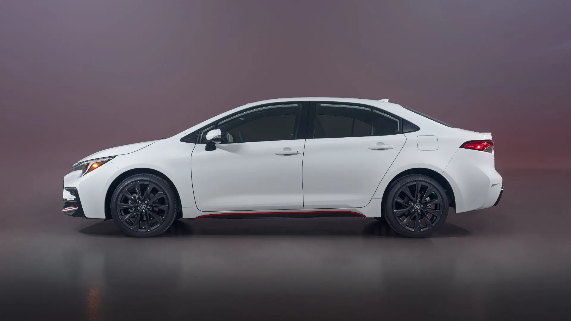 Hình ảnh Toyota Corolla Infrared Special Edition 2023 màu trắng trong studio, biểu tượng cho sự kết hợp hoàn hảo giữa giá trị, hiệu quả và an toàn.