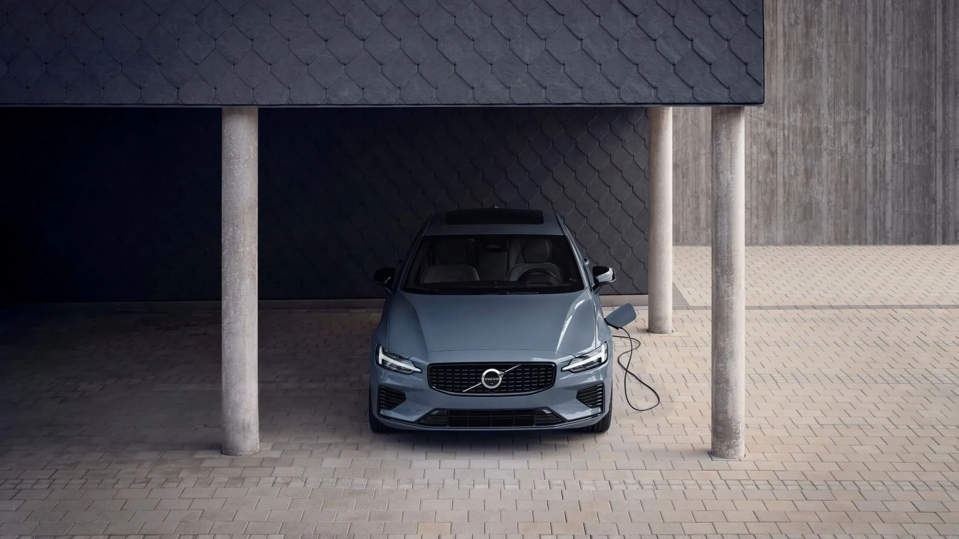 Hình ảnh trực diện của Volvo S60 2025 đang sạc điện