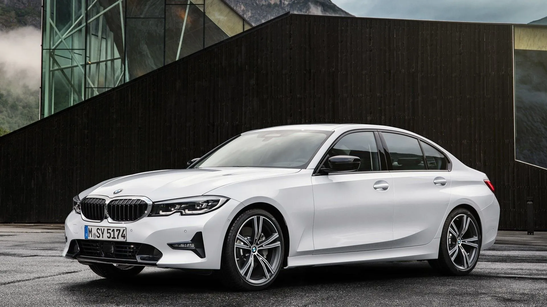 Hình ảnh xe BMW 3-Series đời 2019 màu xanh navy sang trọng, thể hiện sự đẳng cấp của dòng sedan cao cấp hơn