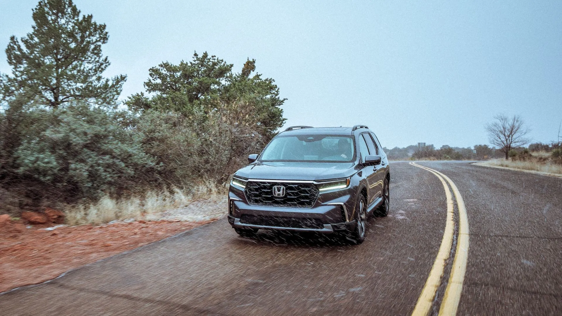 Hình ảnh xe Honda Pilot TrailSport 2023 đang di chuyển, một trong những mẫu xe bị ảnh hưởng lỗi khởi động/dừng tự động