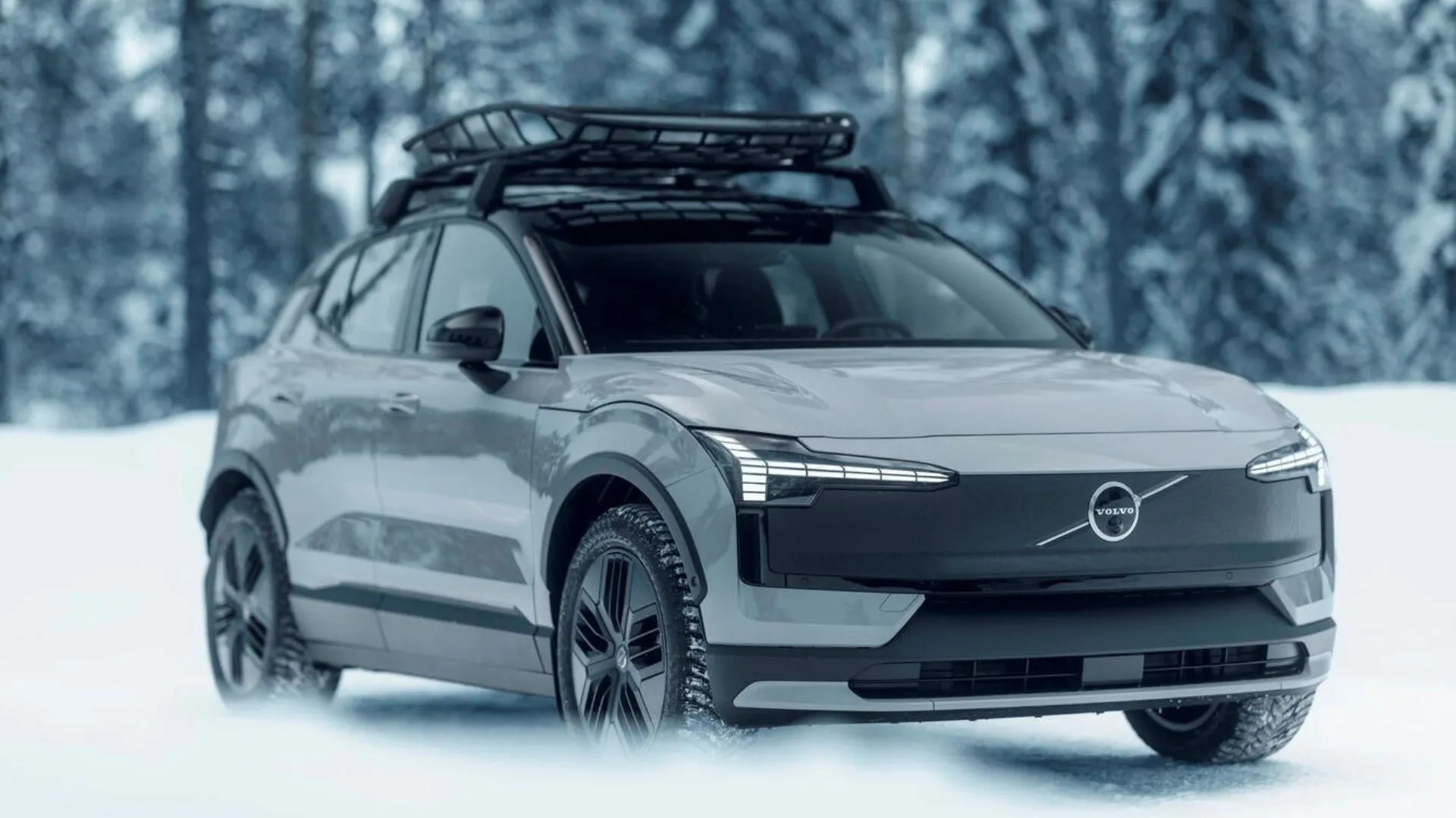Hình ảnh xe Volvo EX30 Cross Country màu bạc đang di chuyển trong tuyết.
