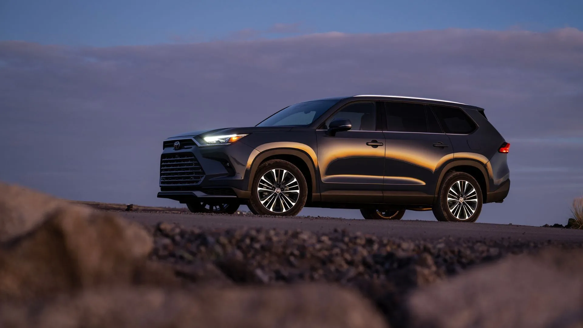 Hồ sơ bên hông của Toyota Grand Highlander Hybrid 2025 màu đen, minh họa kích thước và kiểu dáng