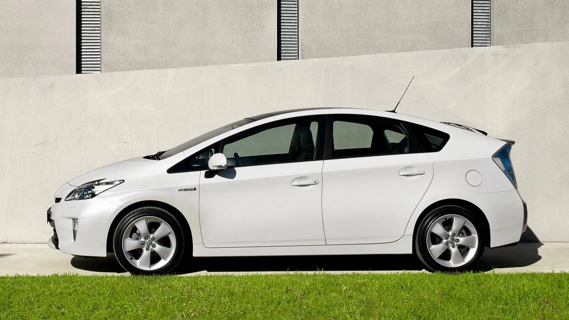 Hồ sơ bên hông của Toyota Prius đời 2012, so sánh với phiên bản mới để thấy sự tiến bộ về thiết kế và công nghệ