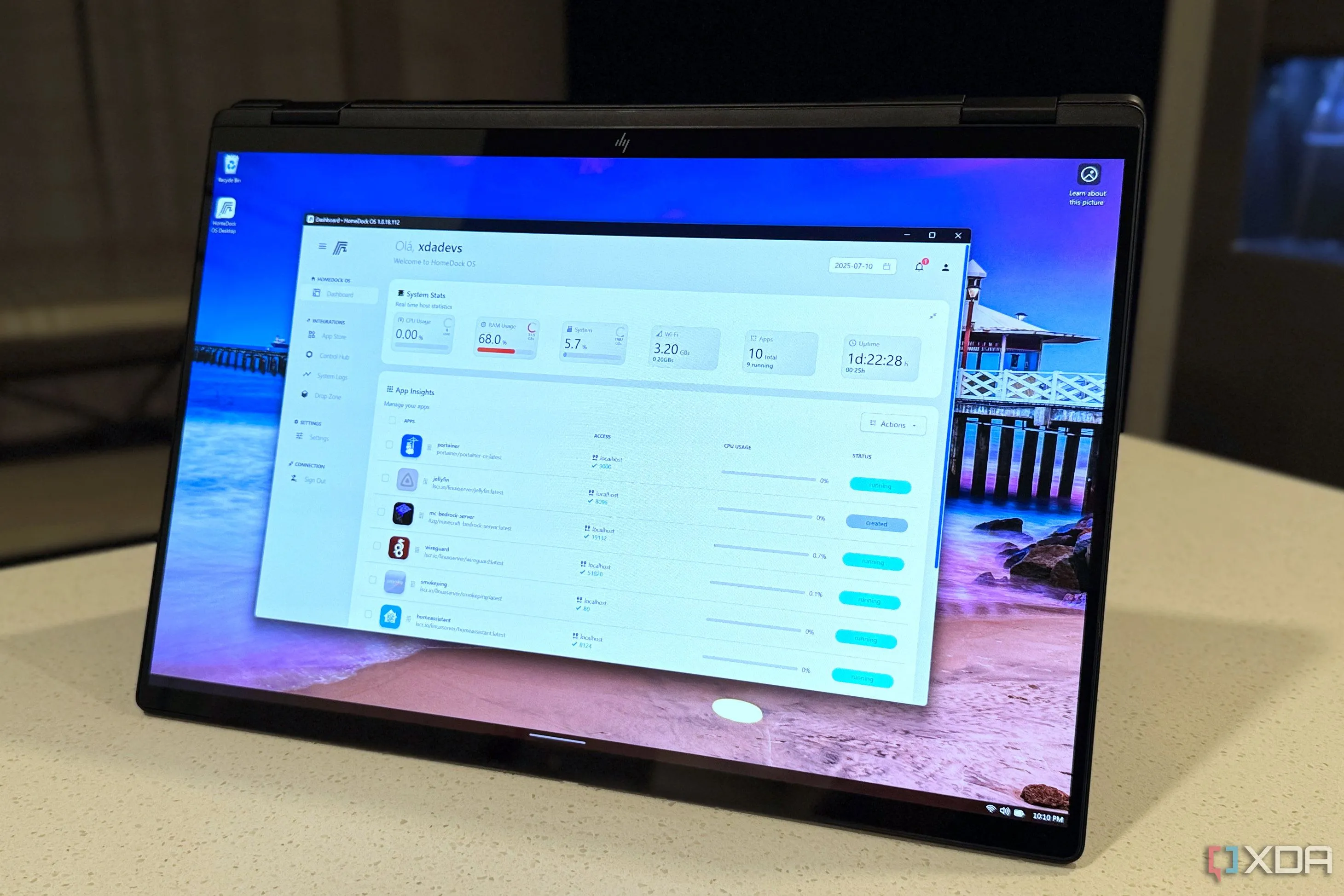 HomeDockOS chạy trên laptop với giao diện desktop quen thuộc, minh họa tính linh hoạt