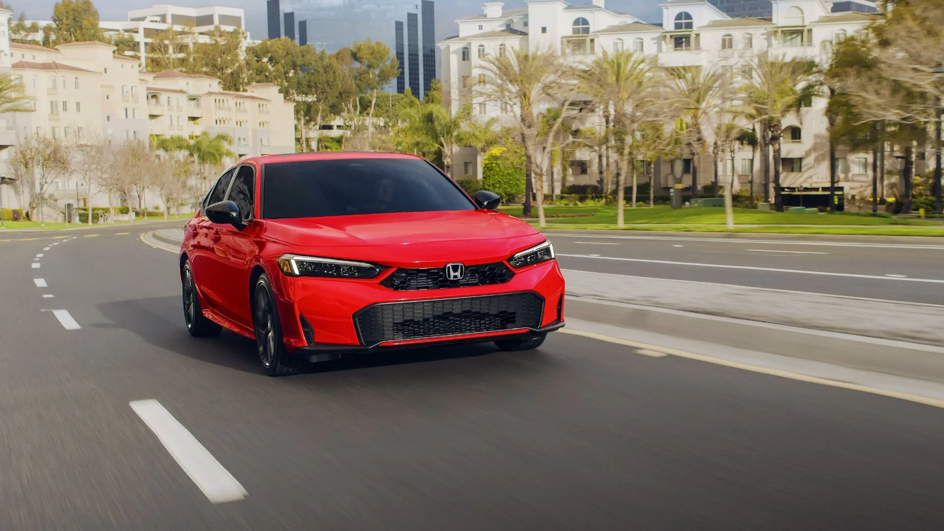 Honda Civic Sedan 2025 màu đỏ đang di chuyển trên đường phố