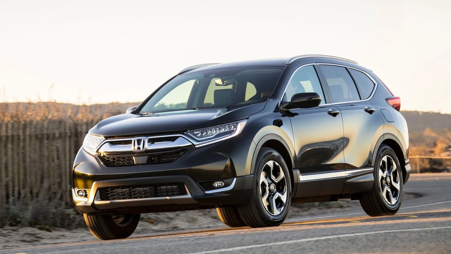 Honda CR-V 2017 màu xanh đậm từ góc 3/4 phía trước đang di chuyển