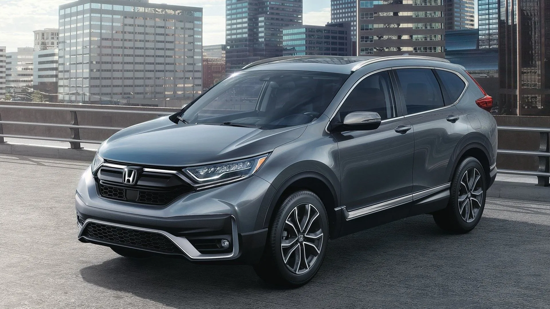 Honda CR-V 2020 màu trắng từ góc 3/4 phía trước đậu trên đường