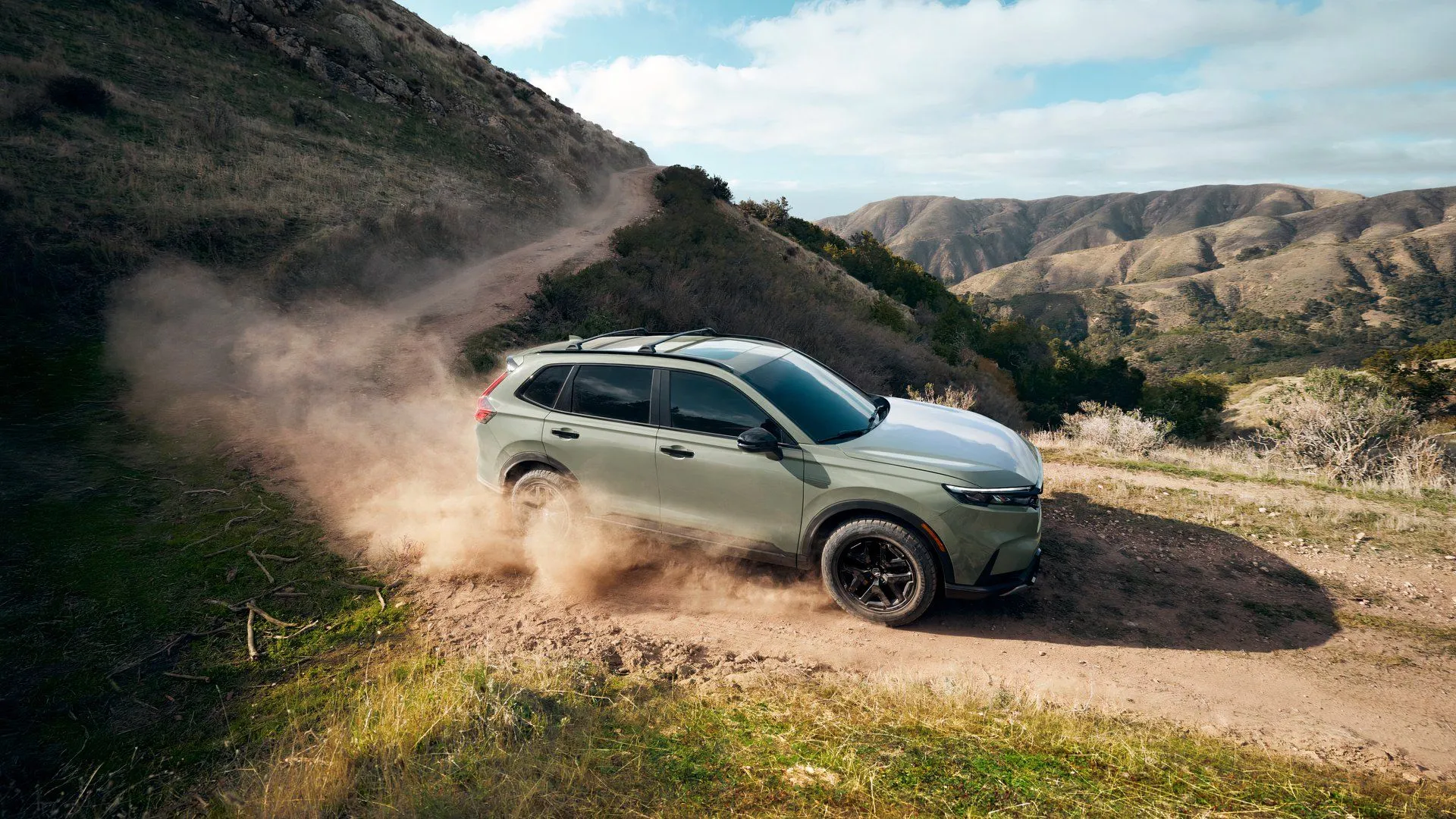 Honda CR-V Hybrid TrailSport 2026 phiên bản mới đang di chuyển trên đường