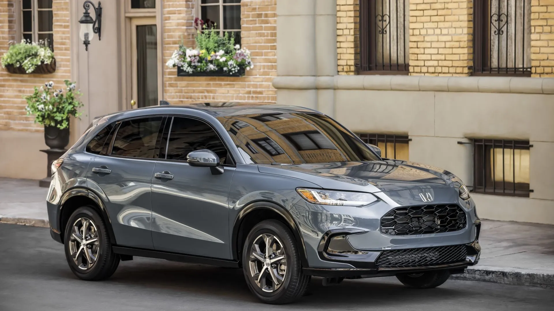Honda HR-V EX-L 2023 màu trắng, SUV crossover cỡ nhỏ tiện lợi, giữ giá ổn định