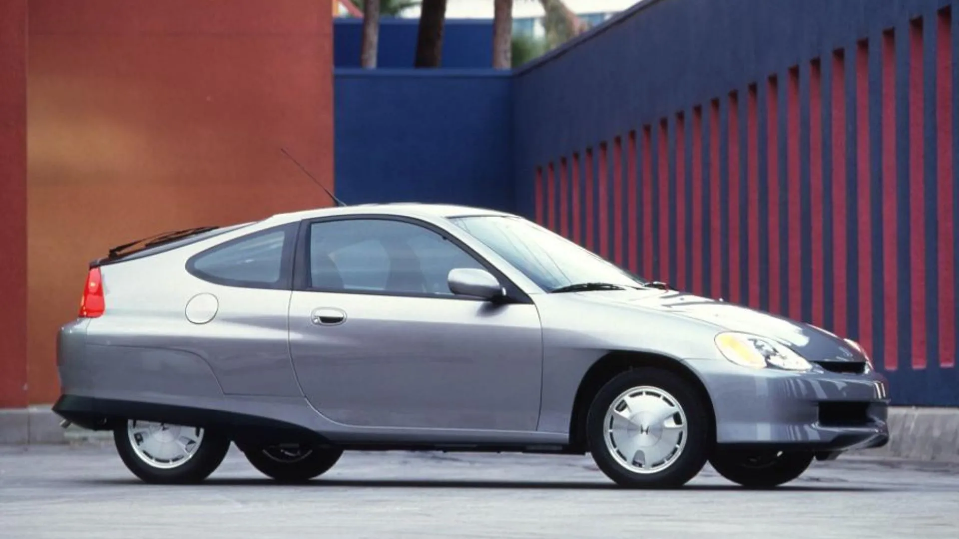 Honda Insight màu bạc đời 2000, mẫu xe hybrid sản xuất hàng loạt đầu tiên ở Mỹ.