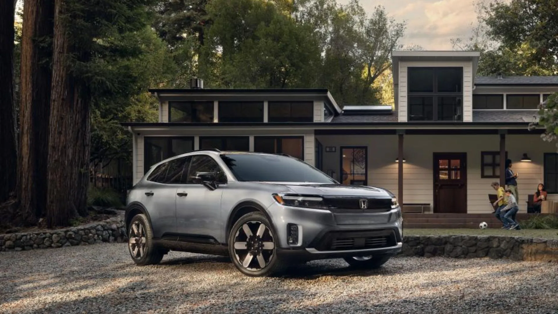 Honda Prologue EV màu bạc đậu bên ngoài một ngôi nhà