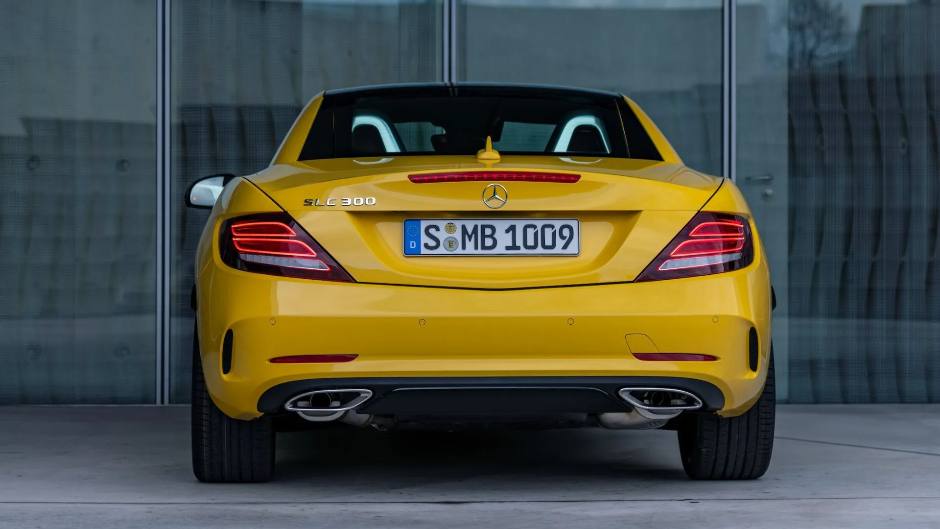 Hông sau Mercedes-Benz SLC 2020 màu vàng với mui hạ