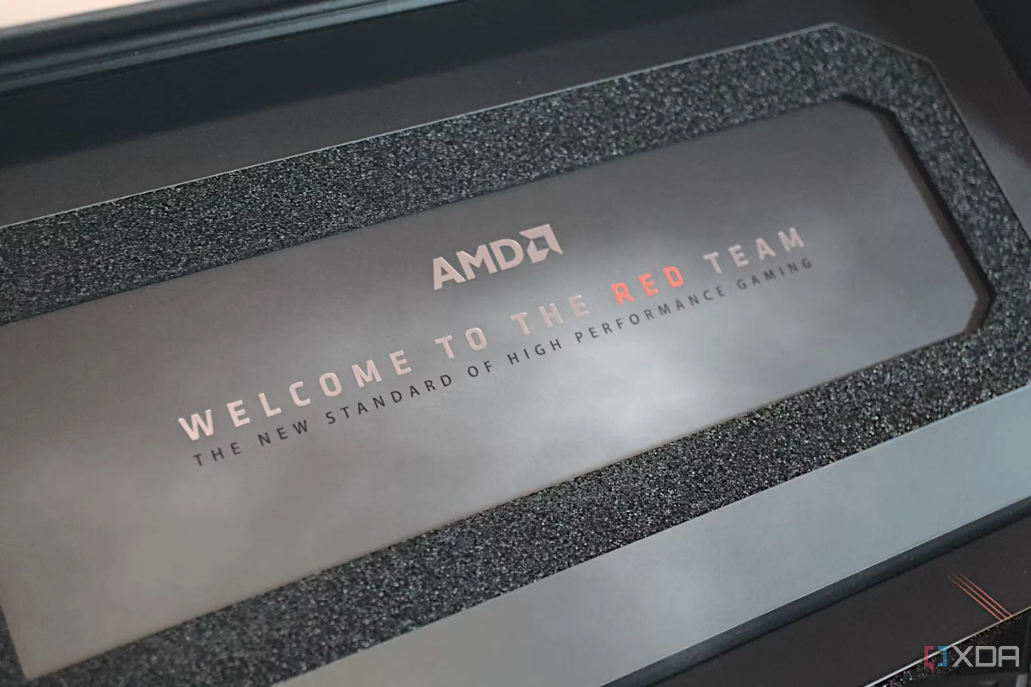 Hộp AMD Radeon 7900 XT với thương hiệu AMD và thông điệp chào mừng