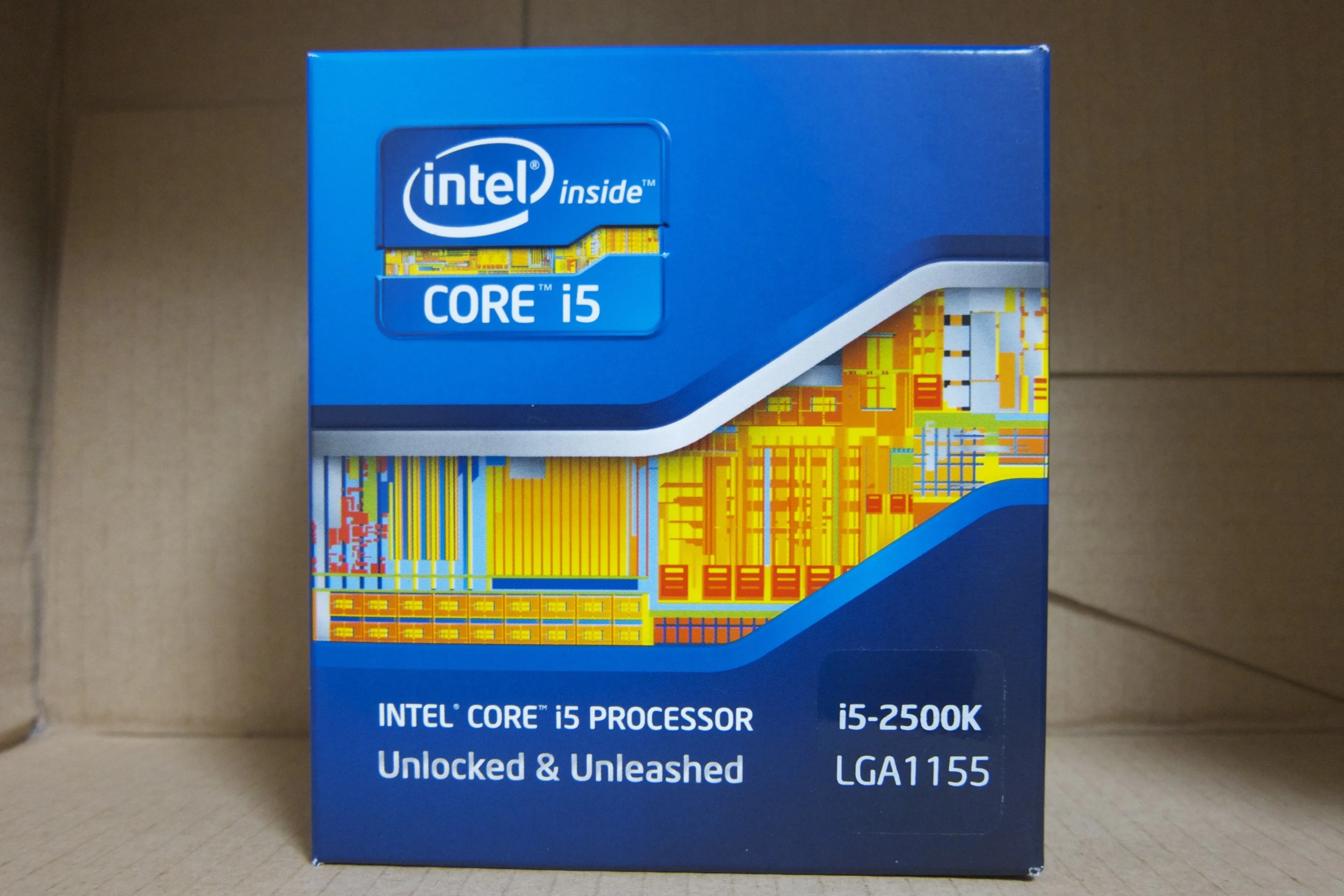 Hộp bán lẻ của bộ vi xử lý Intel Core i5-2500K, minh họa CPU lõi tứ thế hệ cũ