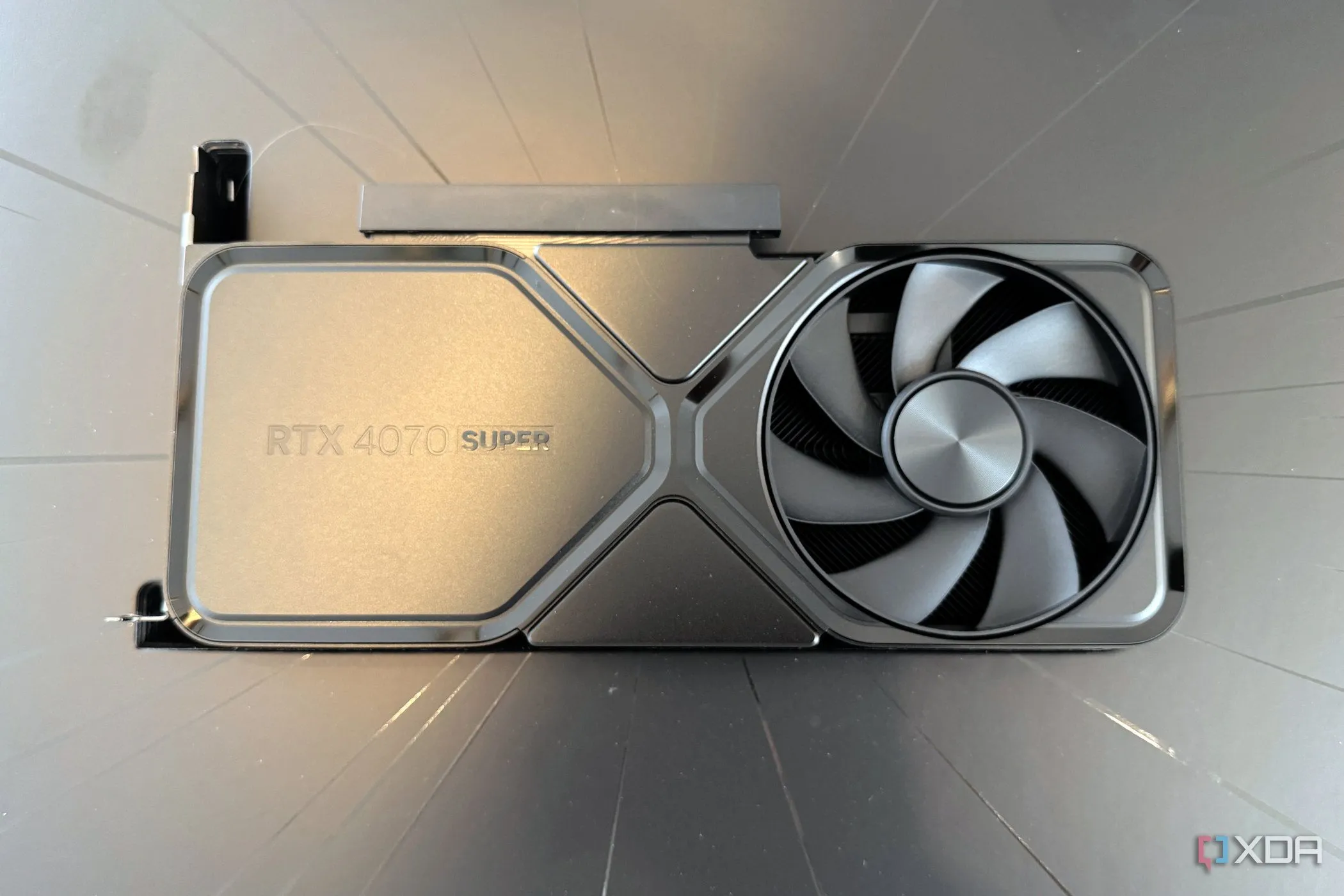 Hộp đóng gói card đồ họa Nvidia GeForce RTX 4070 SUPER Founders Edition, đại diện cho GPU chơi game hiện đại