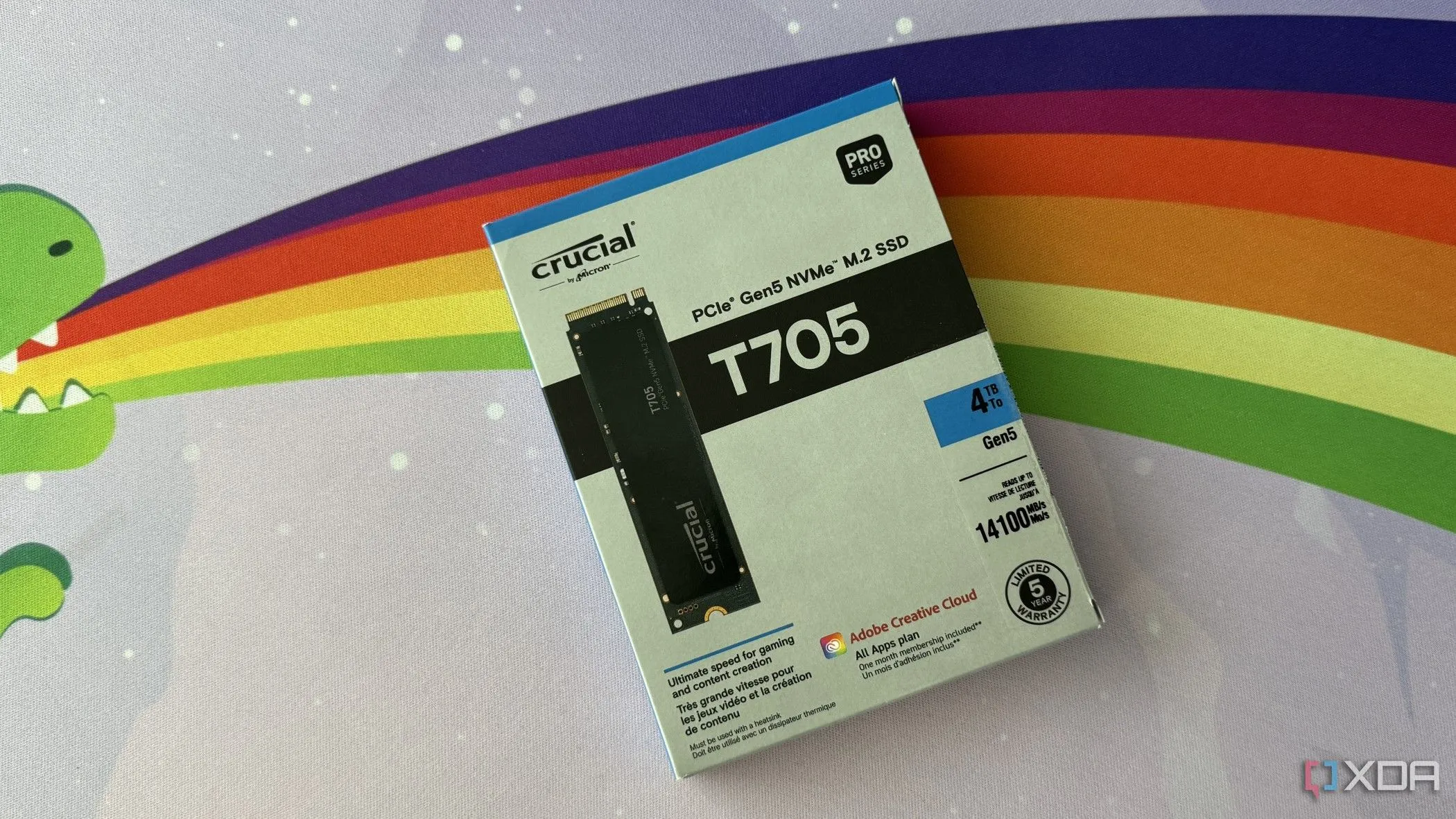 Hộp ổ cứng SSD Crucial T705 PCIe 5.0 trên bàn làm việc.