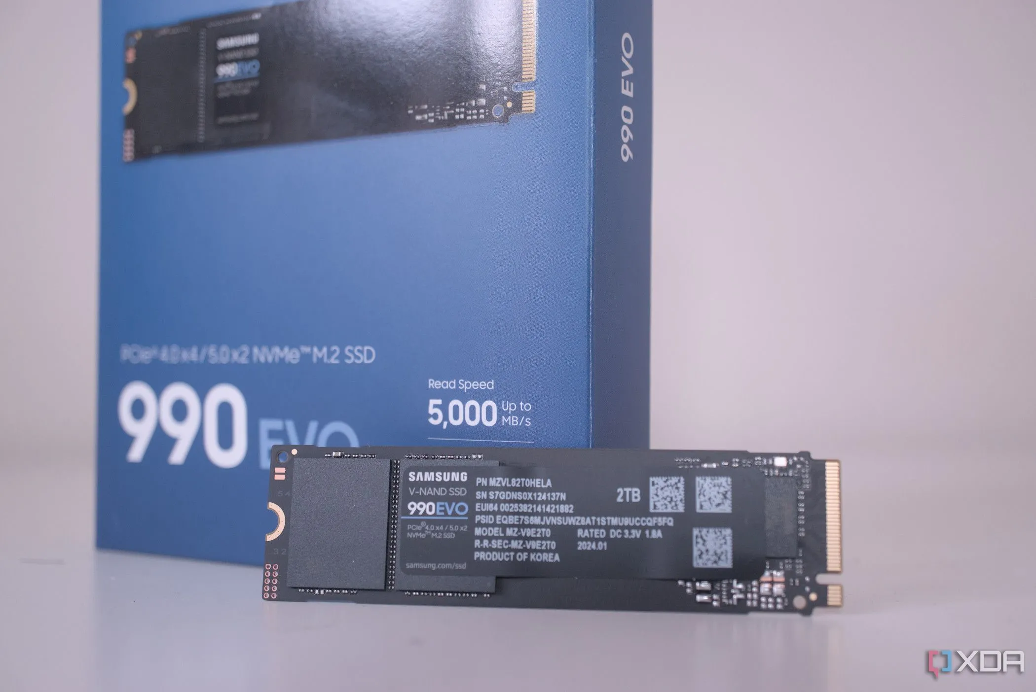 Hộp sản phẩm SSD Samsung 990 Evo 1TB NVMe PCIe 4.0/5.0, nhấn mạnh thương hiệu và thông số dung lượng