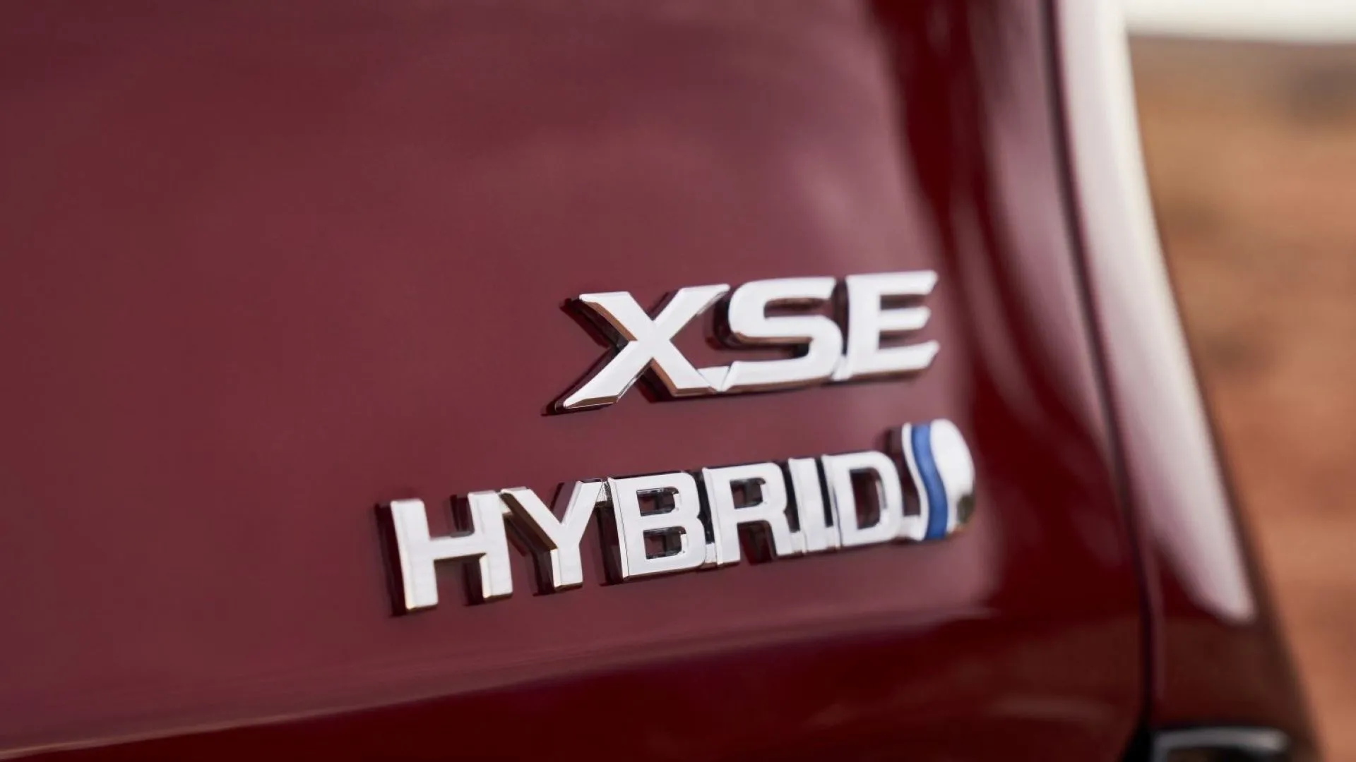 Huy hiệu Hybrid trên đuôi xe Toyota Sienna 2024 XSE, nhấn mạnh công nghệ động cơ tiết kiệm nhiên liệu.