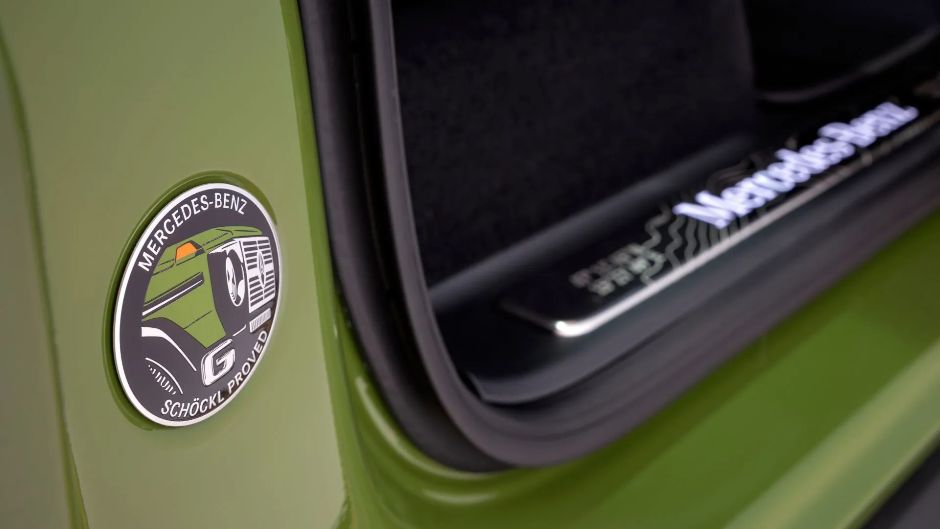 Huy hiệu &quot;Schöckl Proved&quot; thiết kế lại trên bậu cửa Mercedes-Benz G-Class Edition Stronger Than The 1980s, gợi nhớ lịch sử off-road