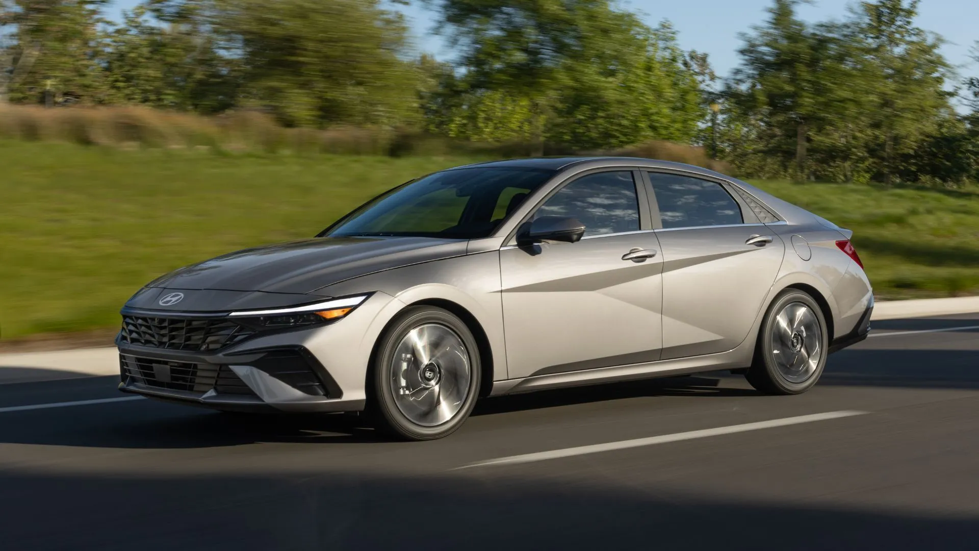 Hyundai Elantra 2025 đang chạy trên đường cao tốc
