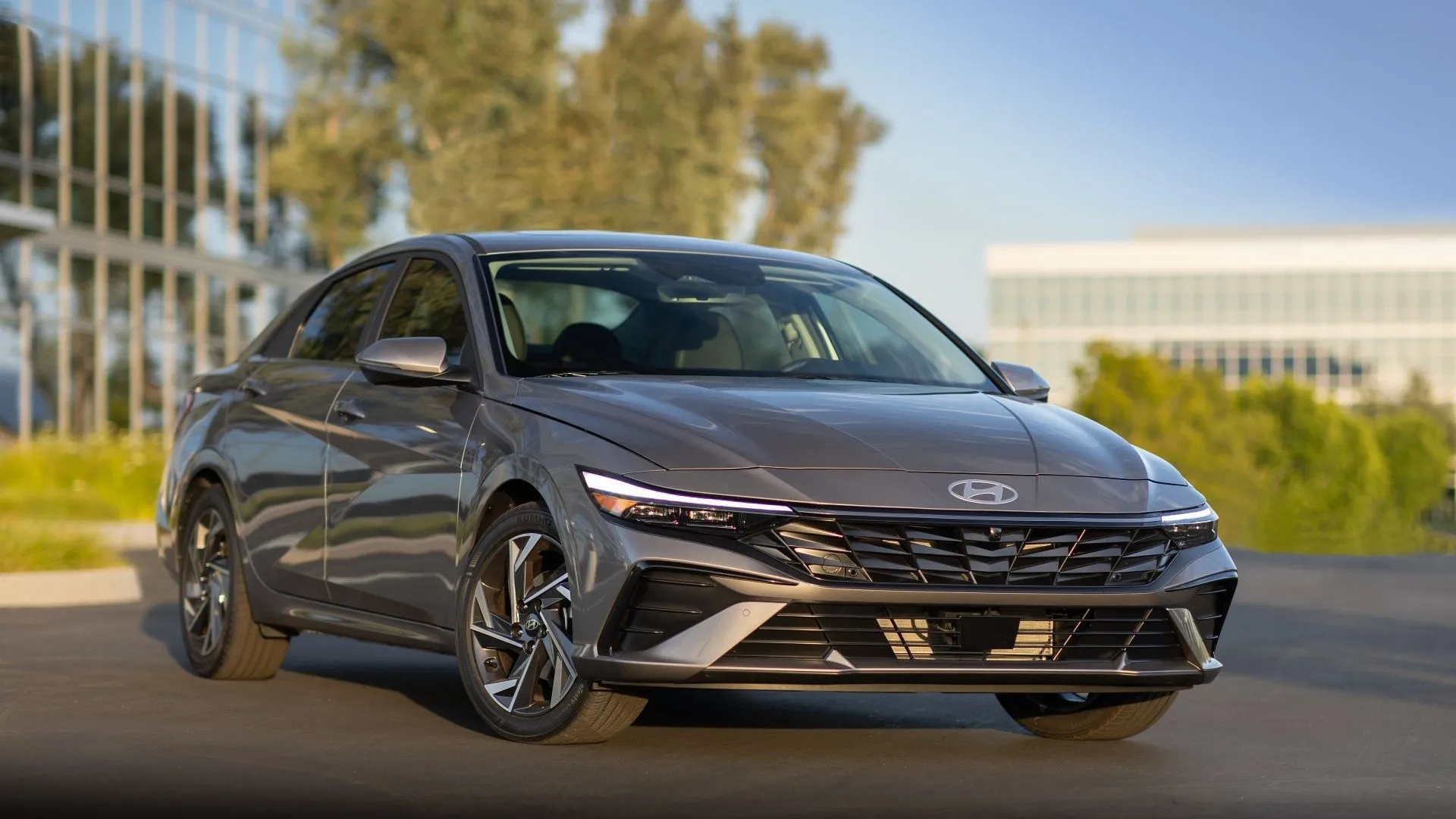 Hyundai Elantra 2025 màu xám bạc từ góc 3/4 phía trước, thể hiện thiết kế hiện đại của xe sedan Hàn Quốc bền bỉ