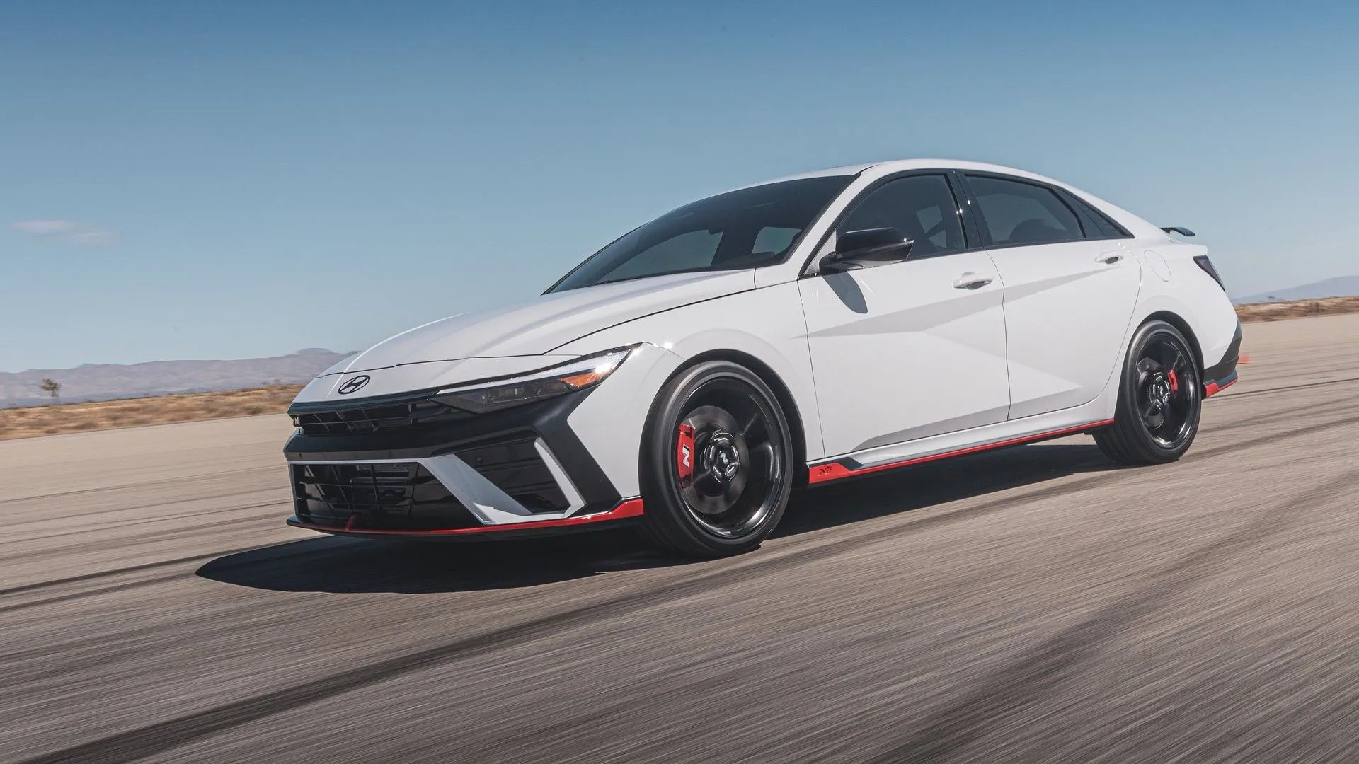 Hyundai Elantra N 2024 màu xanh dương trên đường phố