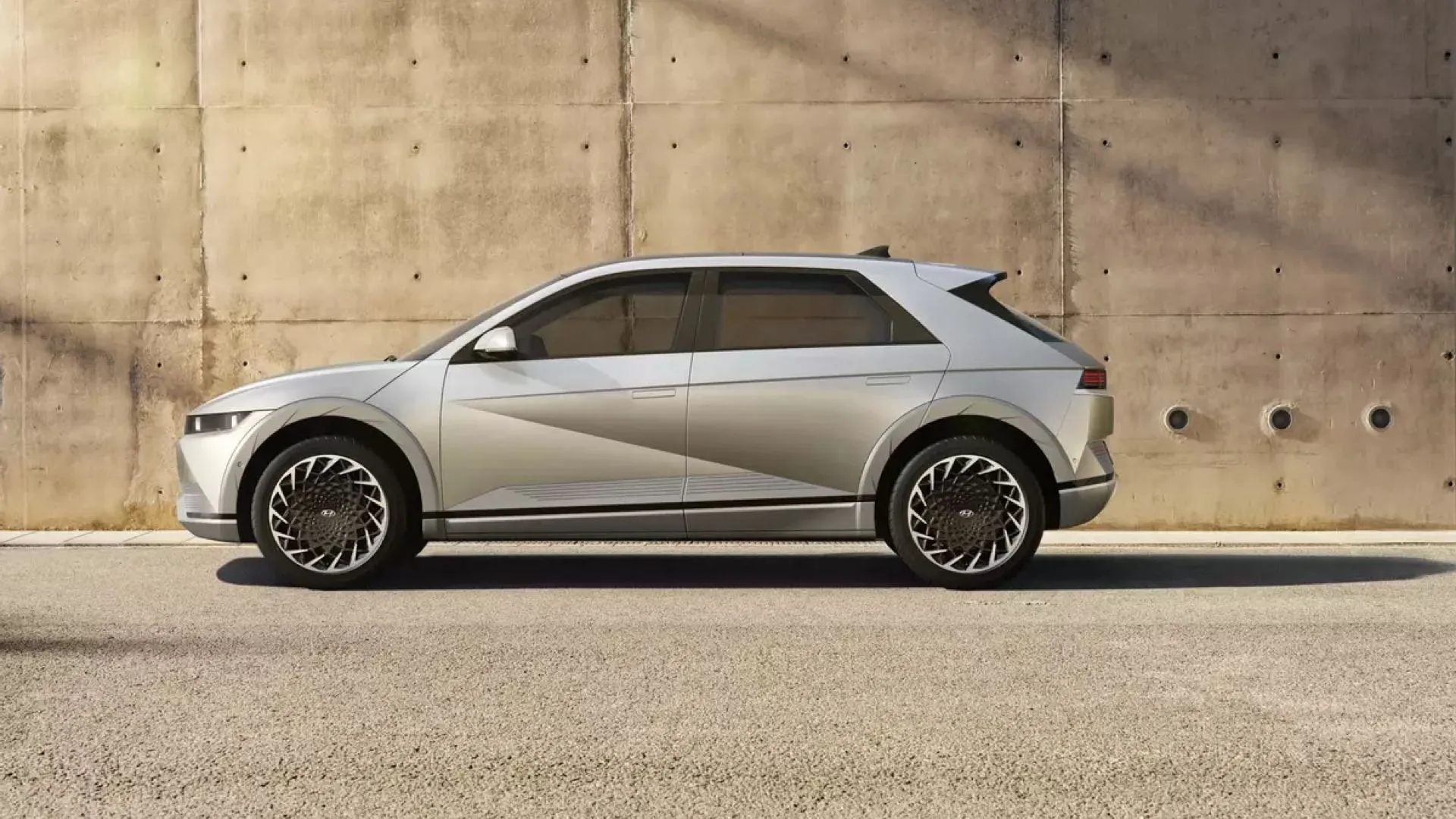 Hyundai Ioniq 5 màu bạc với thiết kế retro-futuristic, mẫu SUV điện được ưa chuộng
