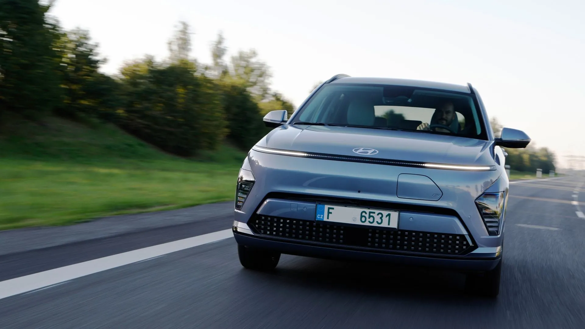 Hyundai Kona 2025 chụp trực diện, cho thấy thiết kế độc đáo và năng động của mẫu crossover đô thị với tùy chọn AWD.