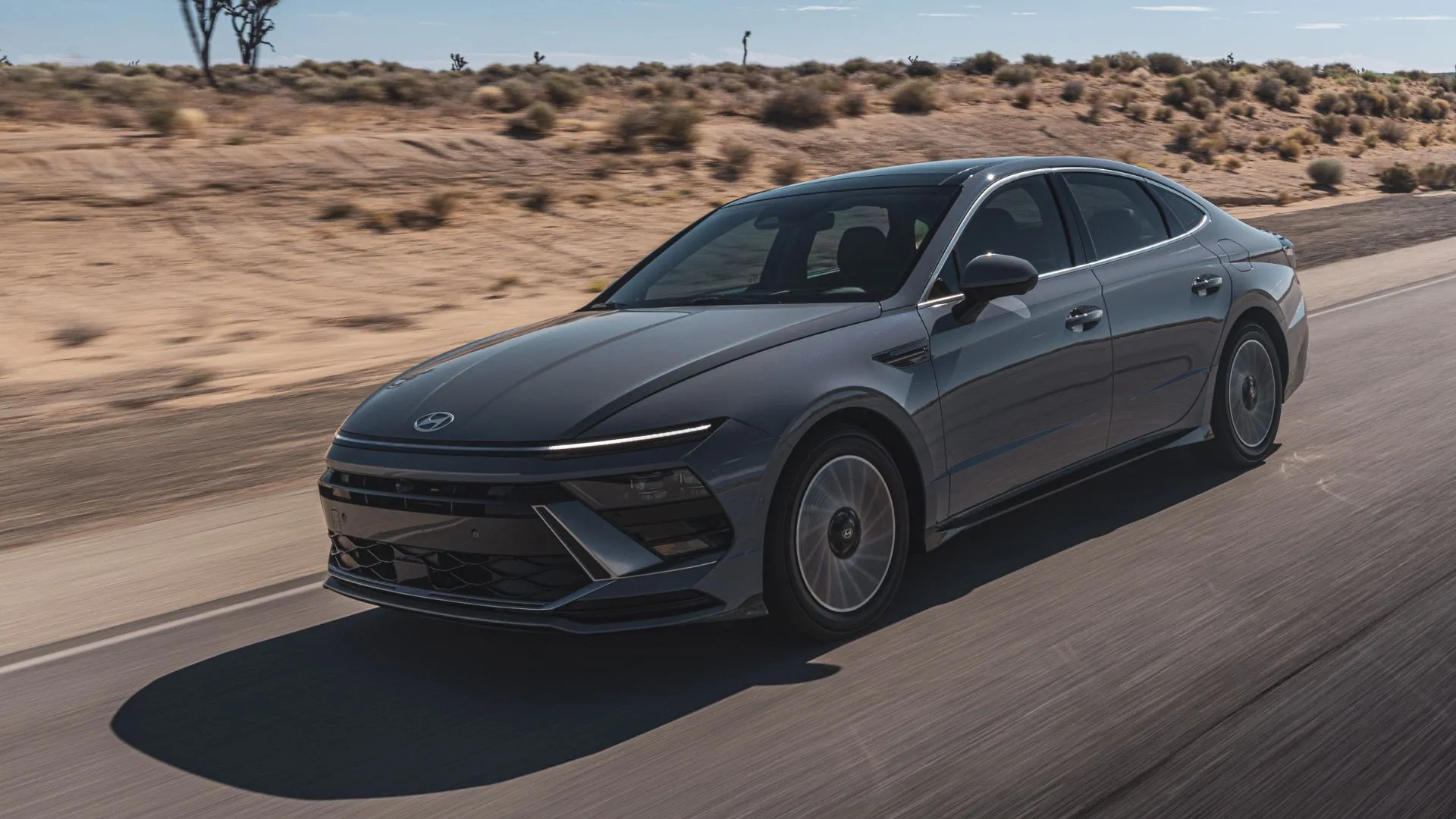 Hyundai Sonata Hybrid Limited 2025 màu xám bạc lướt nhẹ trên con đường quê, tổng hòa giữa thiết kế tinh tế và hiệu suất vượt trội mà không cần chi phí xa xỉ